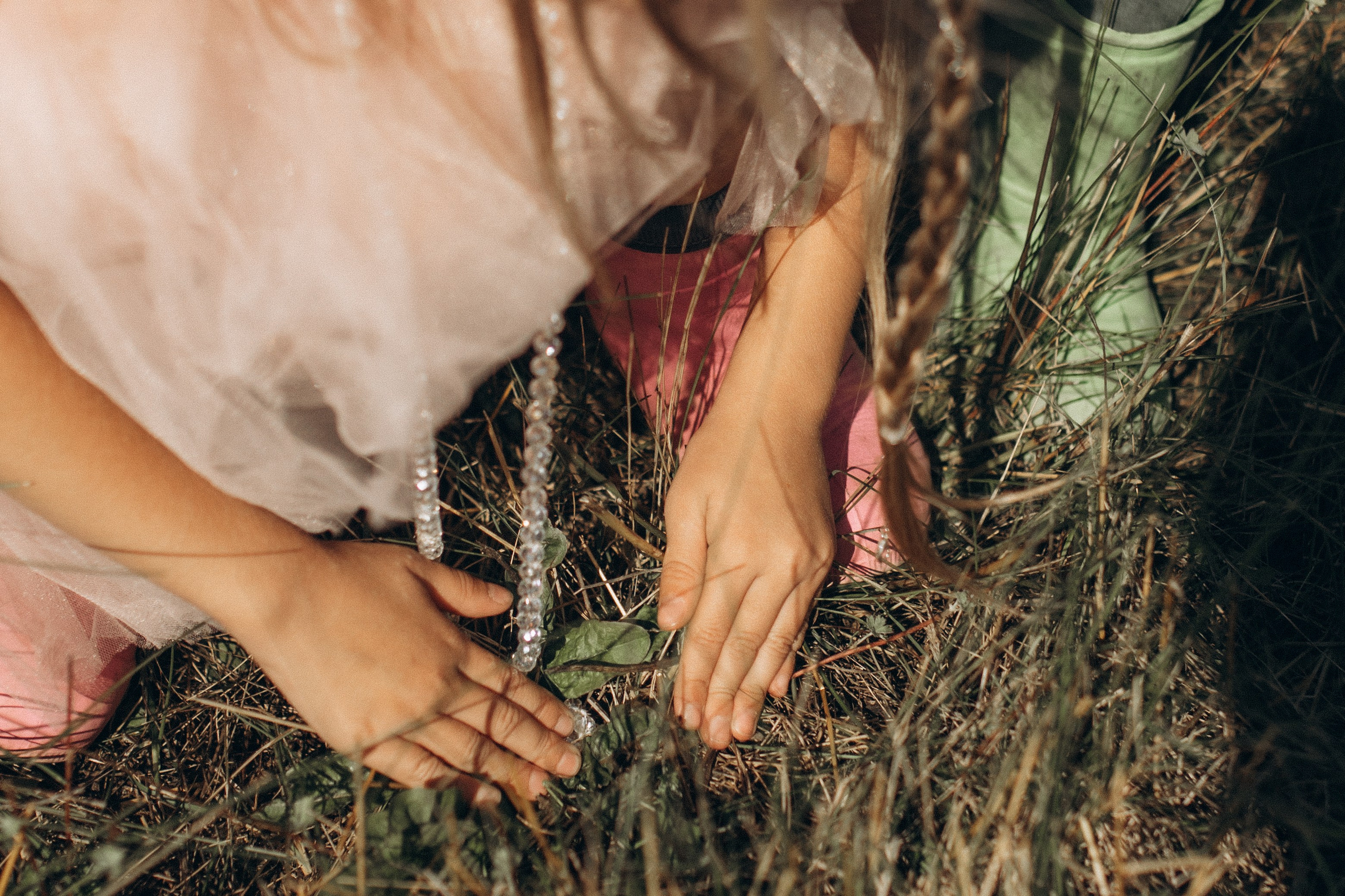 Вика и Миша на сене. Семейный фотограф lifestyle в Новосибирске Елена Шпилевая