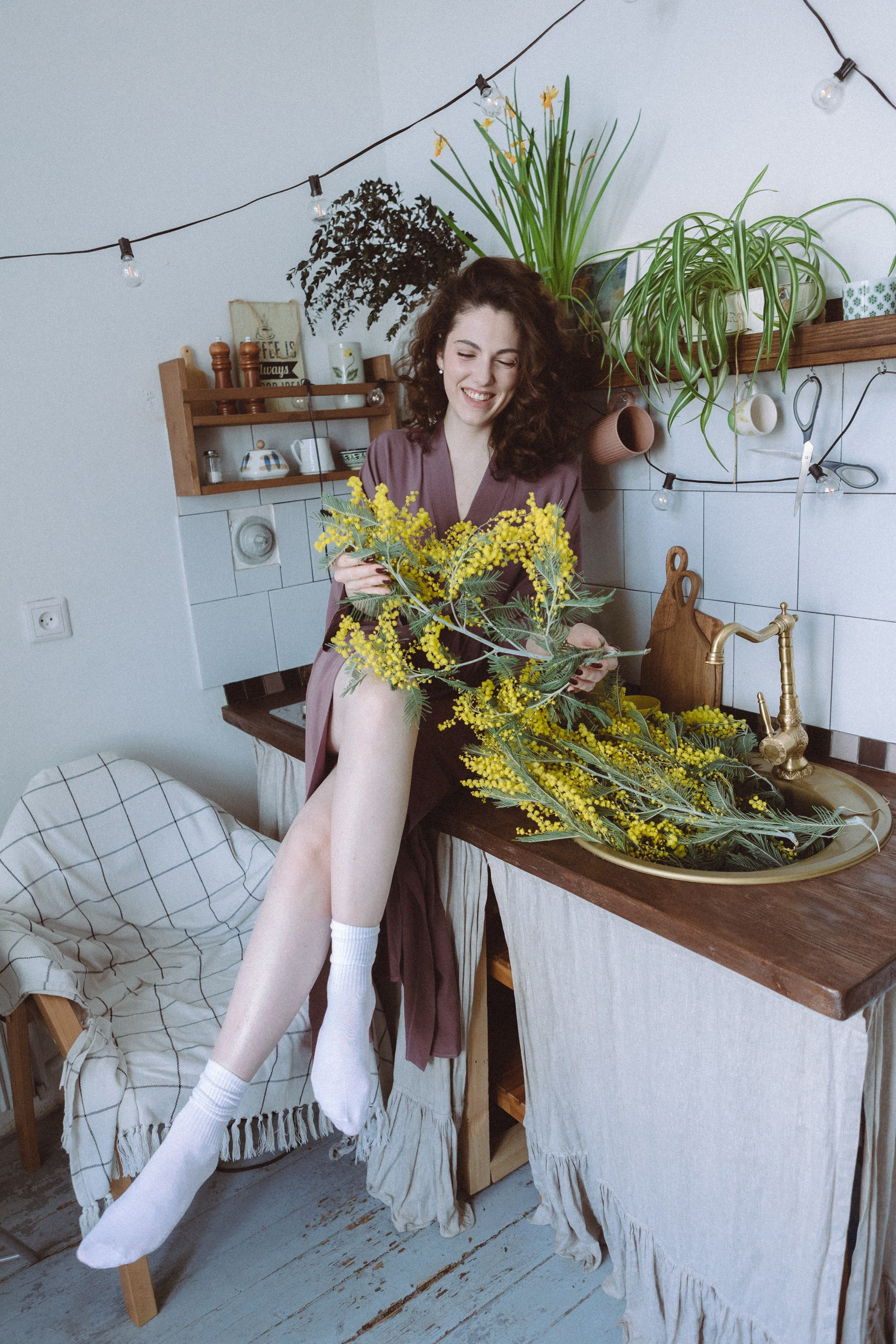 Портретный фотограф в Москве Калагина Светлана. Фотосессия с цветами. Девушка на кухне