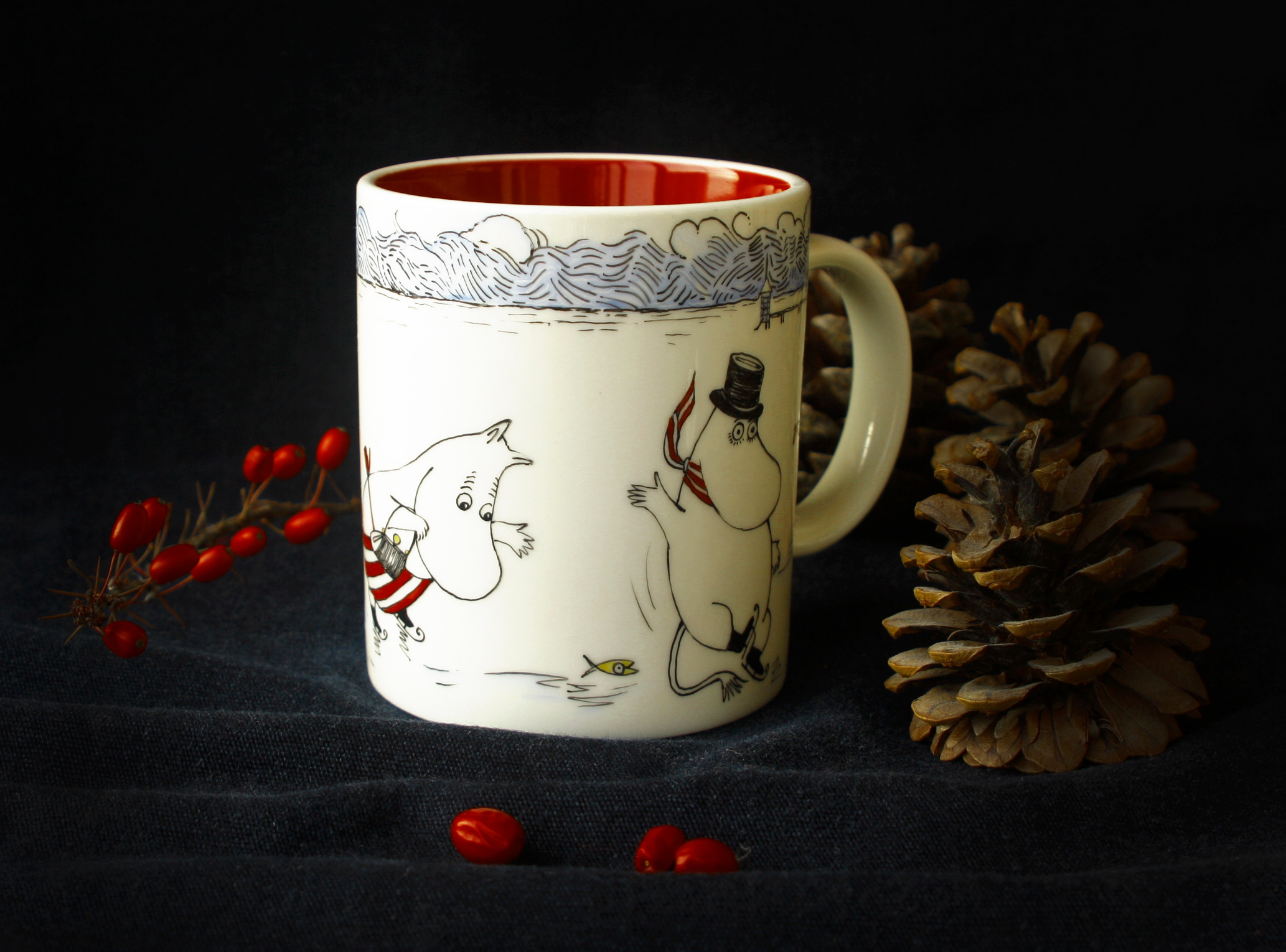 Кружка с росписью выполнена по эскизам сказки-повести Туве Янсон «Волшебная зима». Надглазурная роспись по фарфору в Санкт-Петербурге