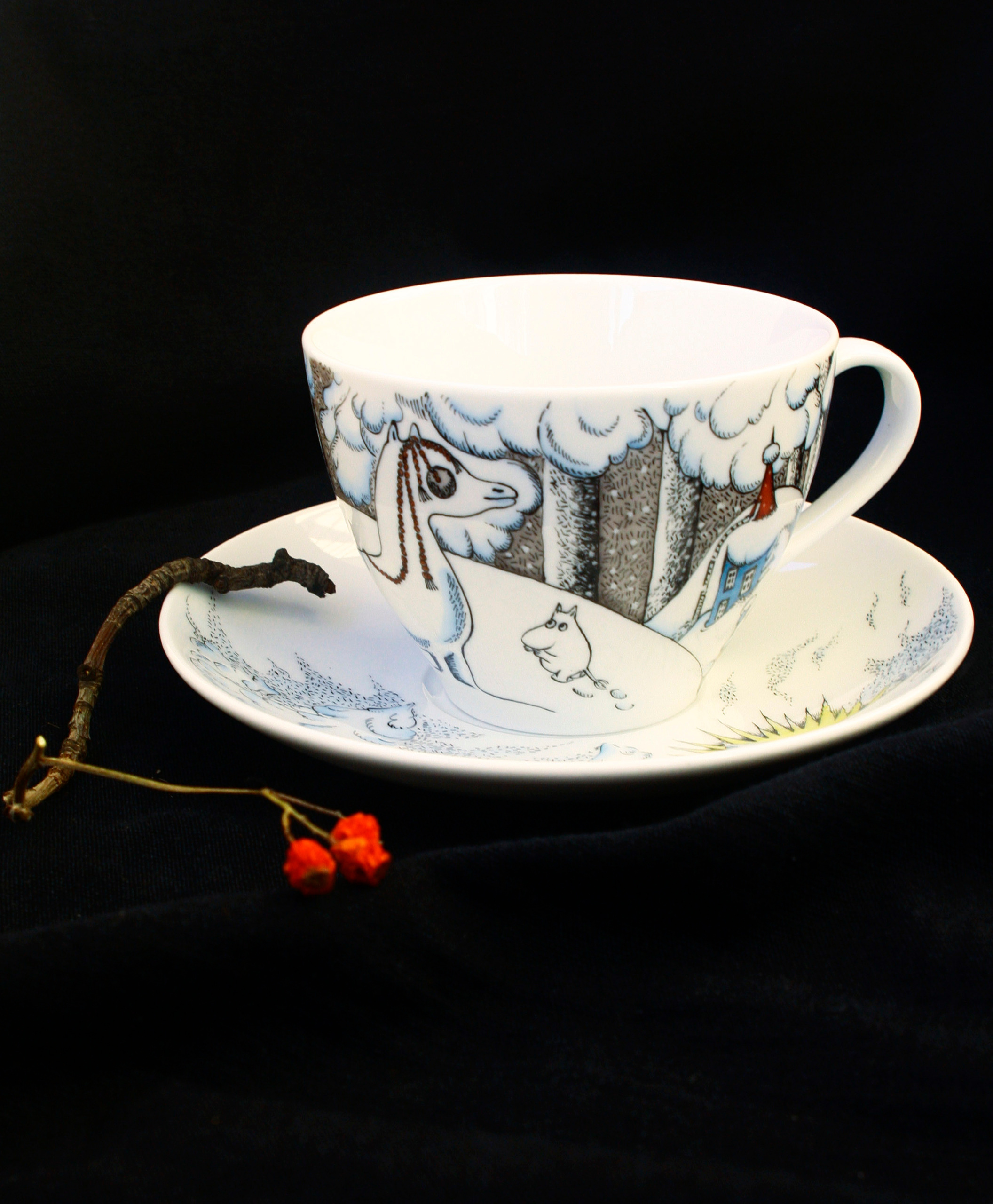 Чайная пара с росписью выполнена по эскизам сказки-повести Туве Янсон «Волшебная зима». Надглазурная роспись по фарфору в Санкт-Петербурге.