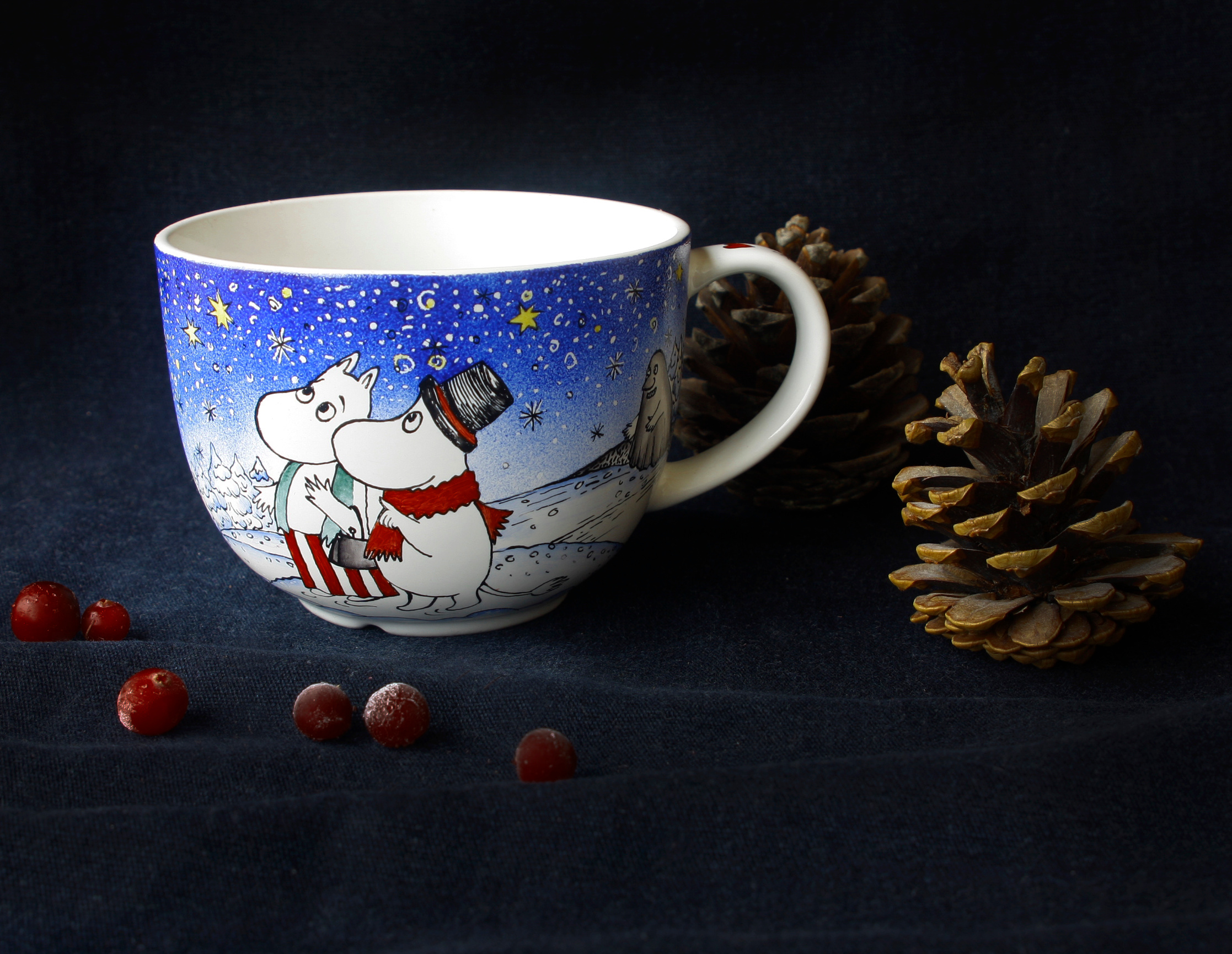 Кружка «Муми-тролли в городах. Париж».  Индивидуальные заказы по росписи фарфора в Санкт-Петербурге.