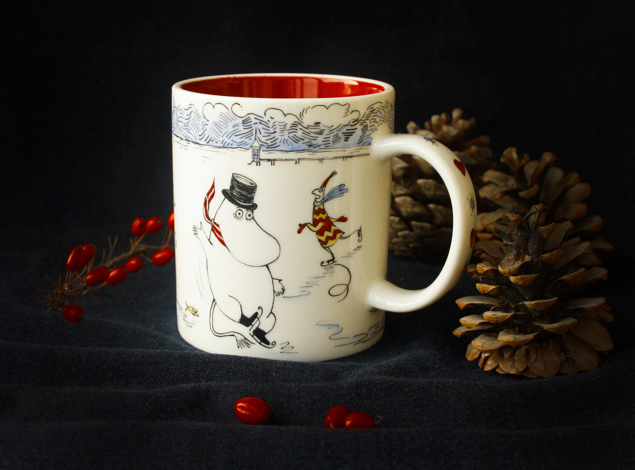 Кружка с росписью выполнена по эскизам сказки-повести Туве Янсон «Волшебная зима». Надглазурная роспись по фарфору в Санкт-Петербурге