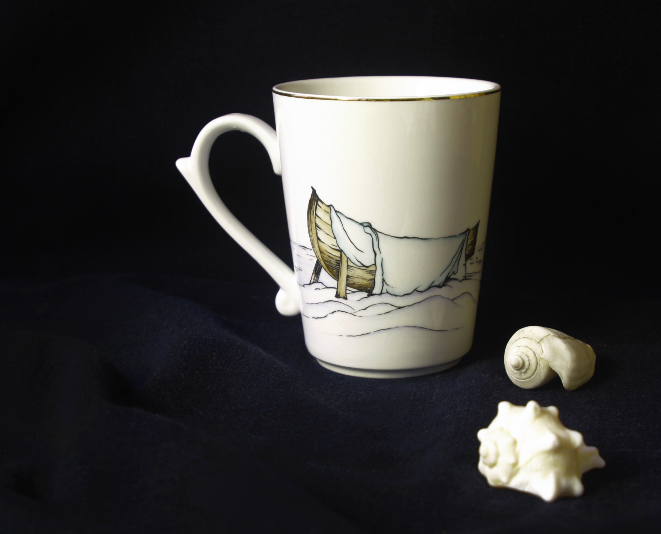 Кружка с росписью выполнена по эскизам сказки-повести Туве Янсон «Волшебная зима».