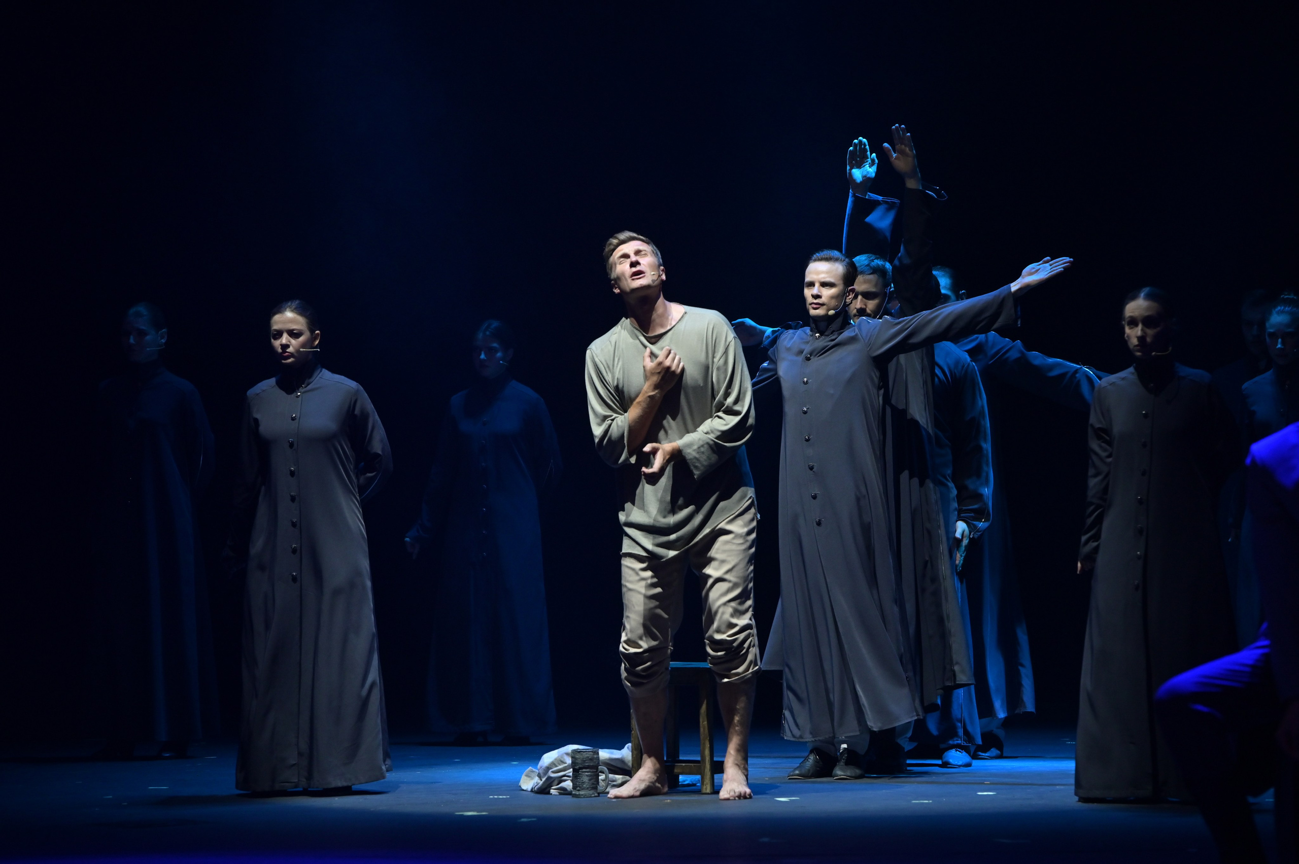 театр , актер , спектакль , мужчины актеры , премьера спектакля , фото с премьеры спектакля , фотографирование спектакля , съемка спектакля , репортажная съемка , танец , пластика динамика , мимика ,эстетика , выражения, эмоции 