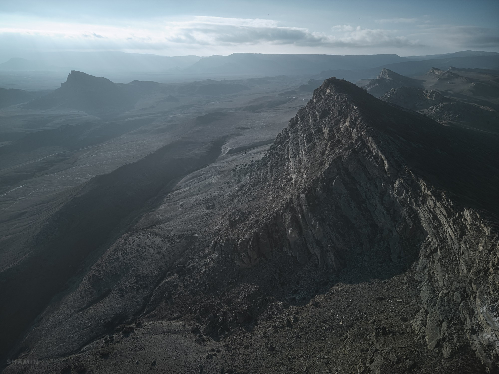 Фотографии горного Дагестана: величественные каньоны, изумрудные реки, древние башни и террасные склоны. Природа и архитектура республики в мягком свете рассветов и закатов, снятые с дрона и земли, передающие дух и масштаб Кавказа. Фотограф Константин Шамин