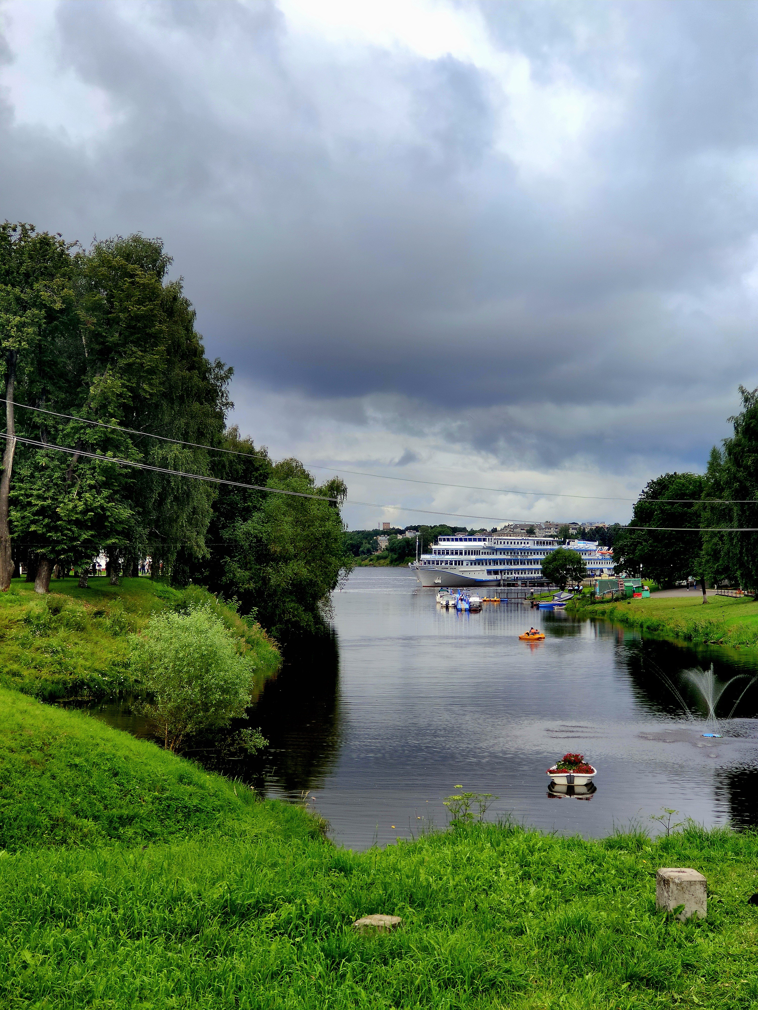 Город произвел очень странное ощущение. Сверкающие элементы в центре - Кремль, пара монастырей, и совершенно заброшенные соседние здания