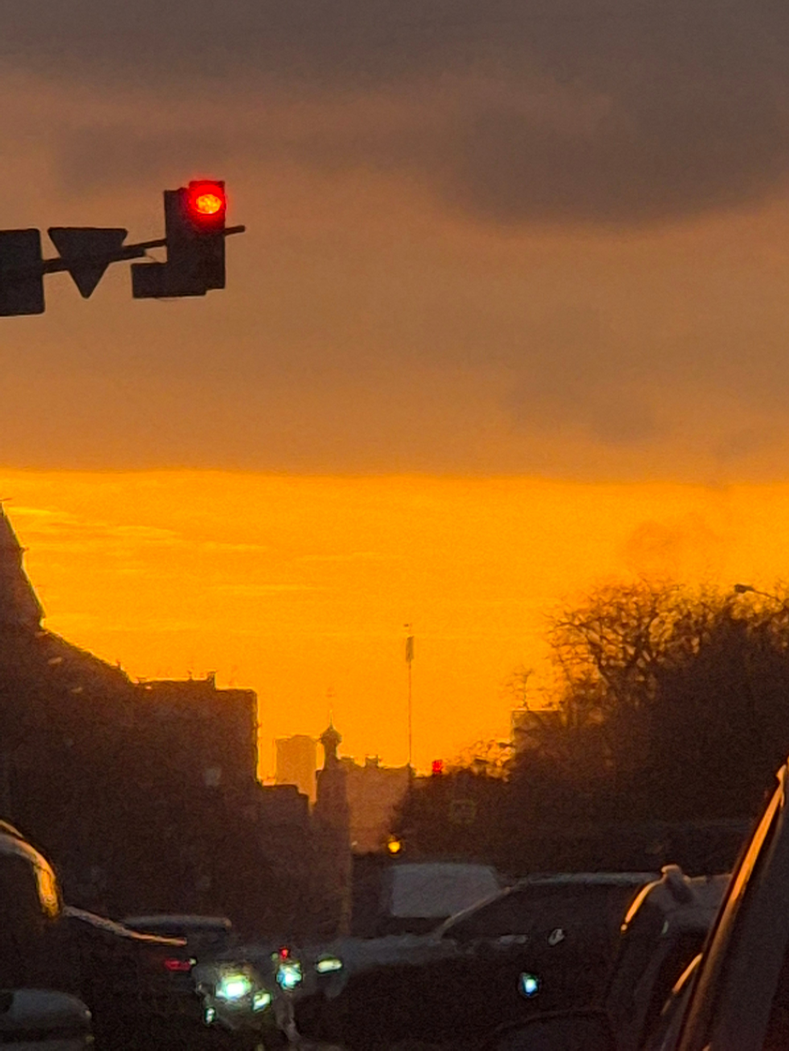 Изредка показывают шикарные закаты, но телефон их не вытягивает