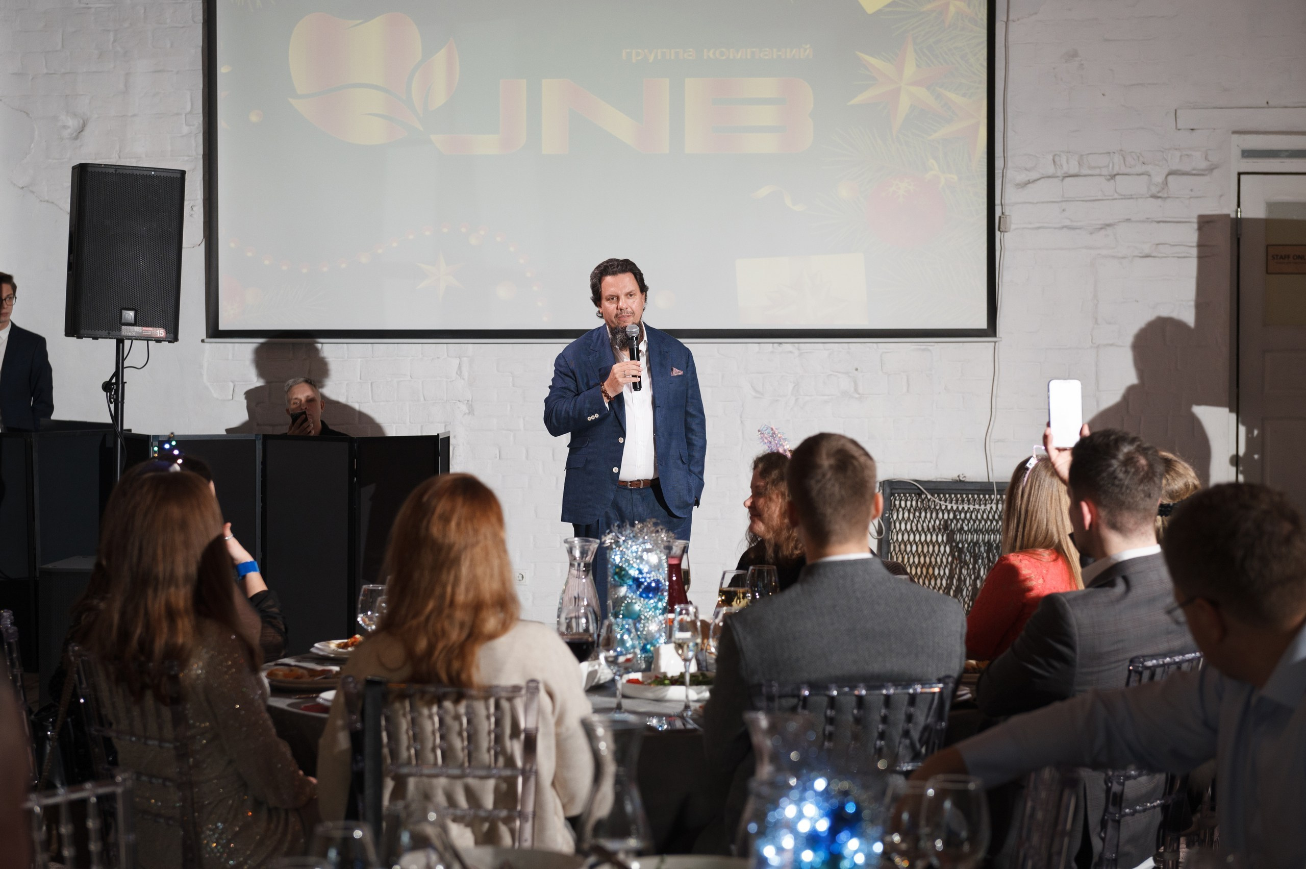 Новогодний корпоратив в стиле Неоновая вечеринка. Праздничное агентство ПИОН