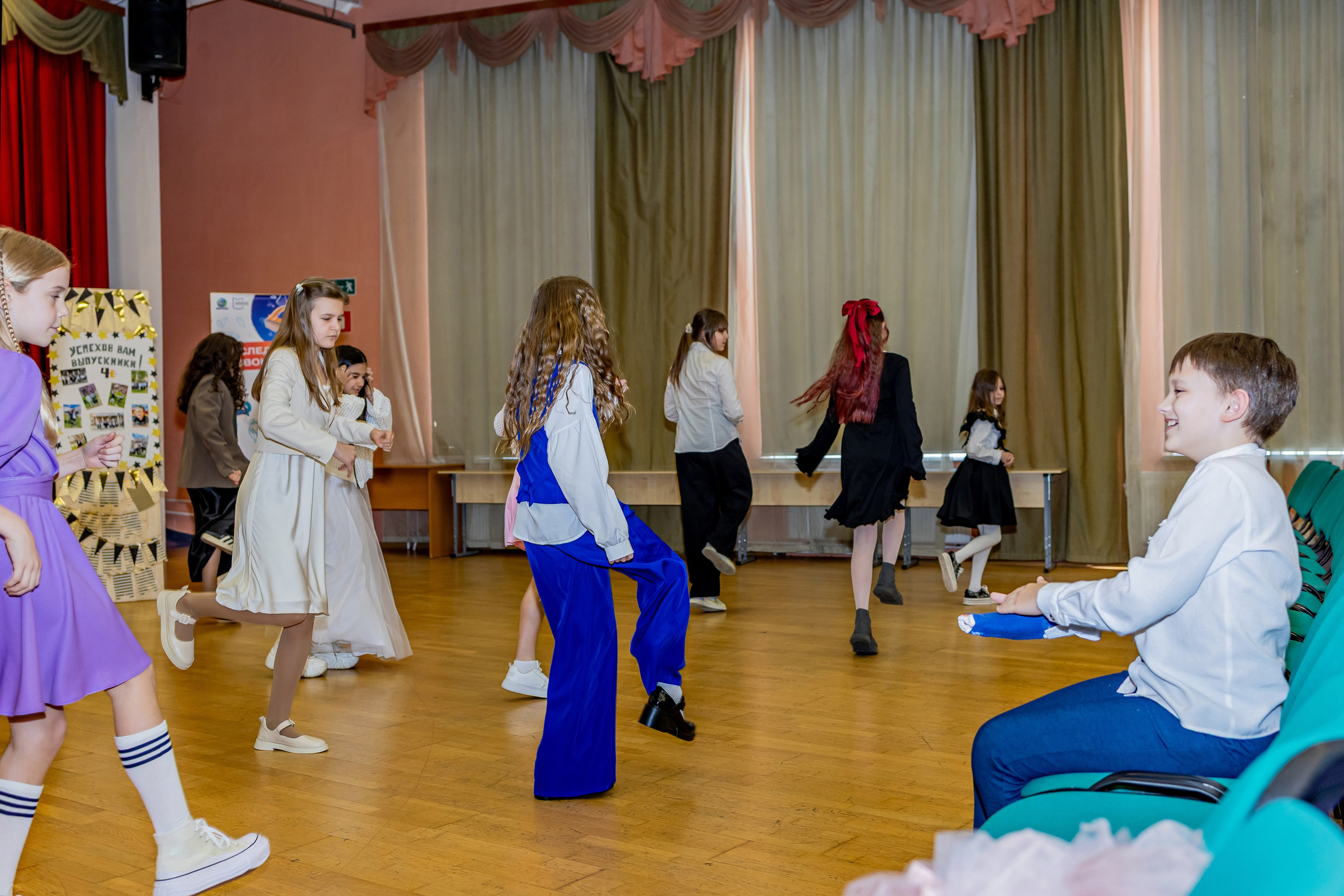 Выпускной праздник в начальной школе. Фотограф и видеограф Москва. Свадебный фотограф, видеограф. Выпускные альбомы. Оживающие альбомы