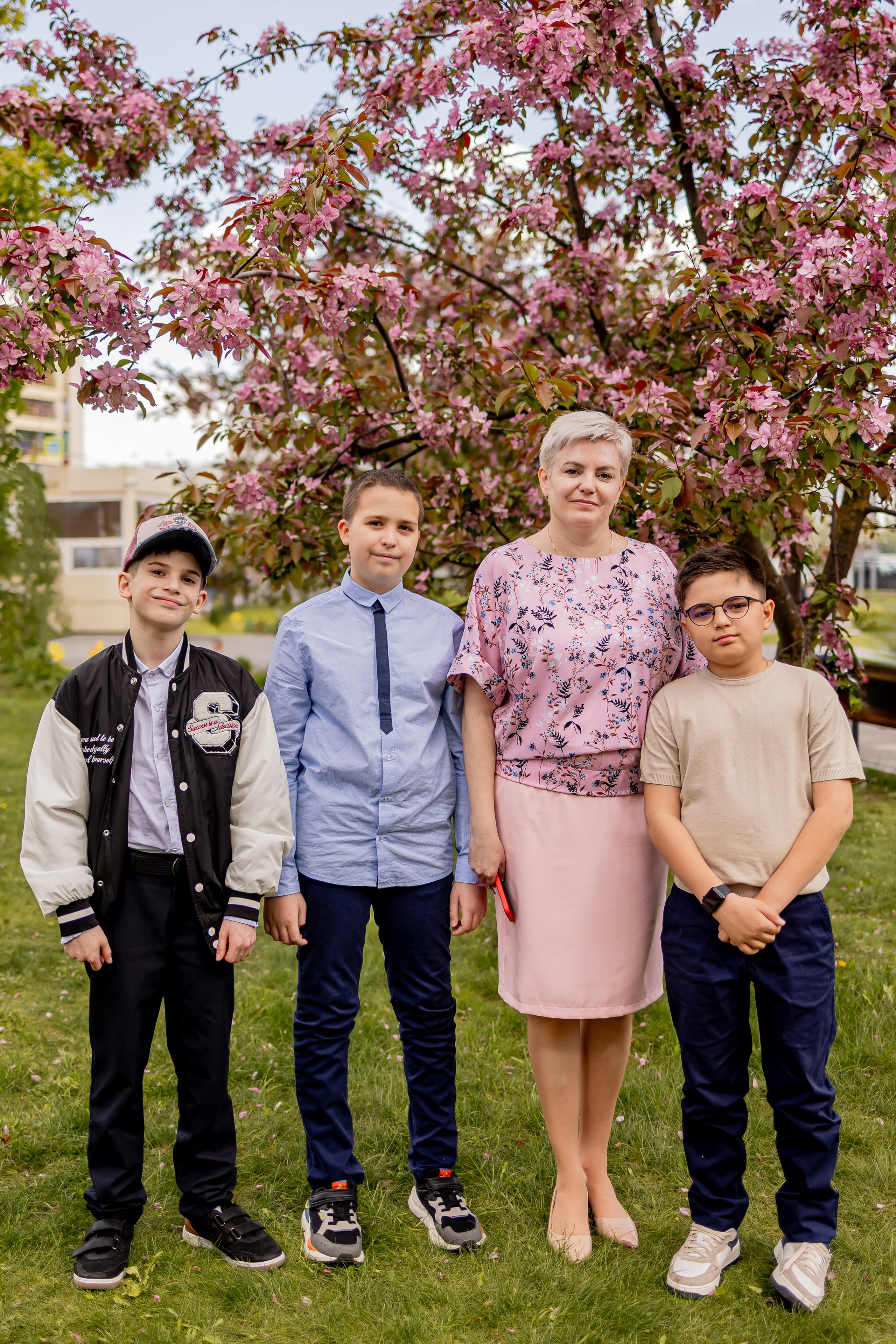 Выпускной в начальной школе на улице. Фотограф и видеограф Москва. Свадебный фотограф, видеограф. Выпускные альбомы. Оживающие альбомы