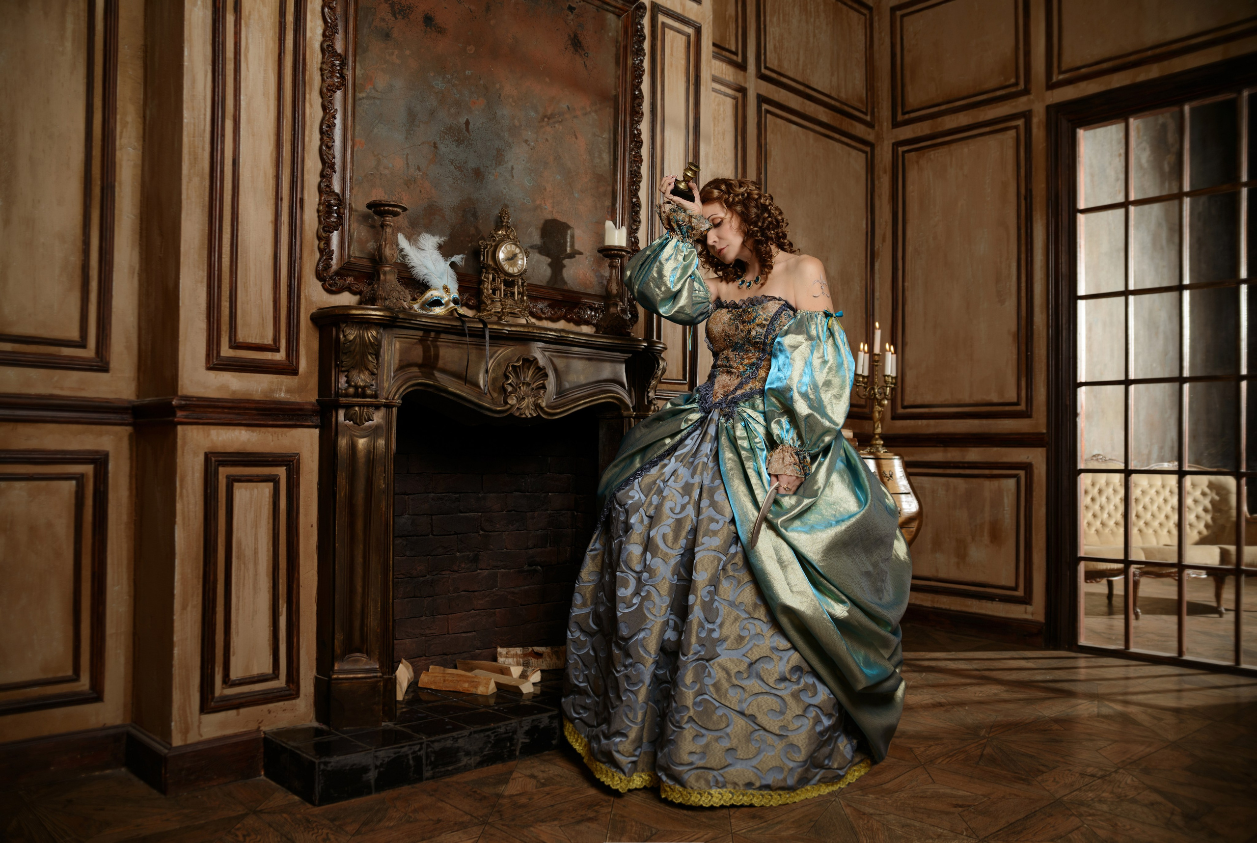 Фото как в кино Три мушкетера в образе Миледи у камина с чернильницей в руке