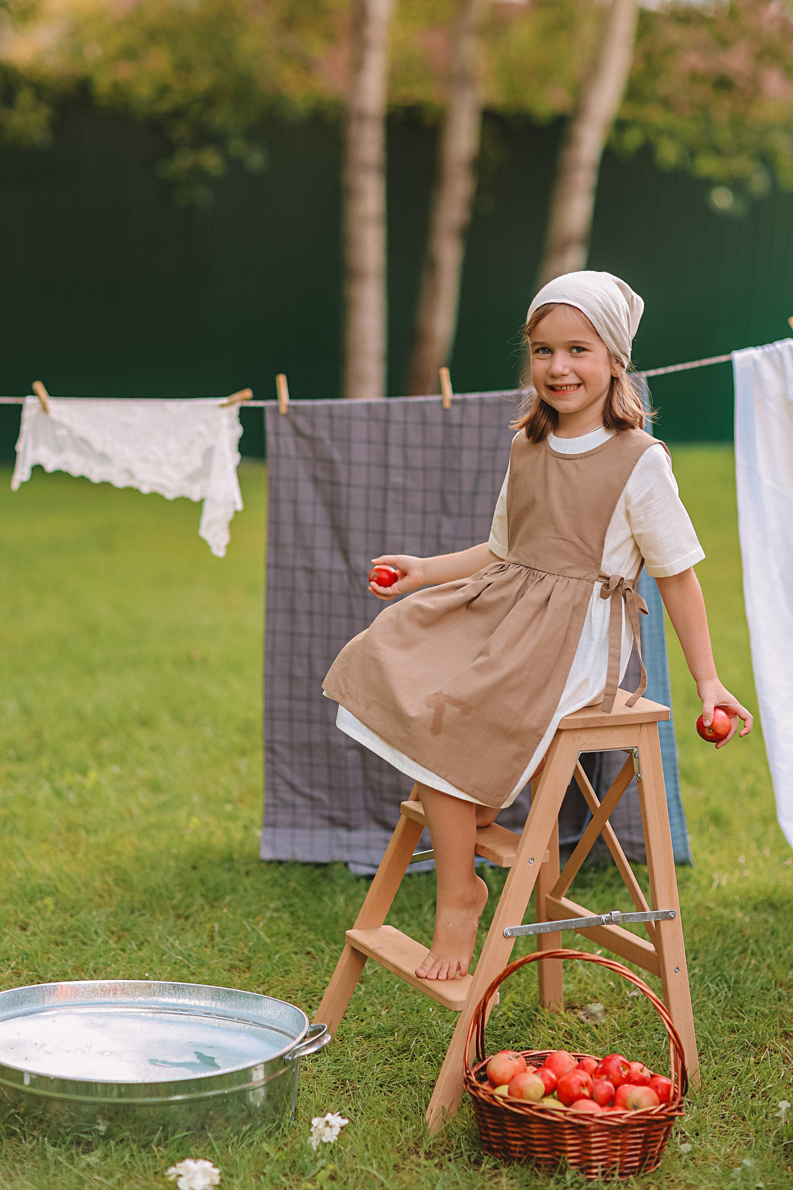 Стирка у дома. Семейный фотограф Тюмень, фотограф на роды Салмина Мария