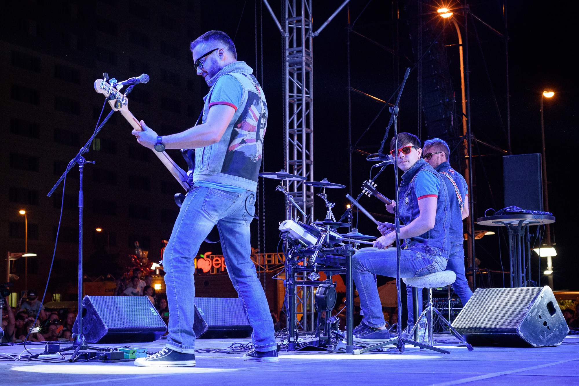 Участники волгоградской группы Staffles на сцене во время концерта