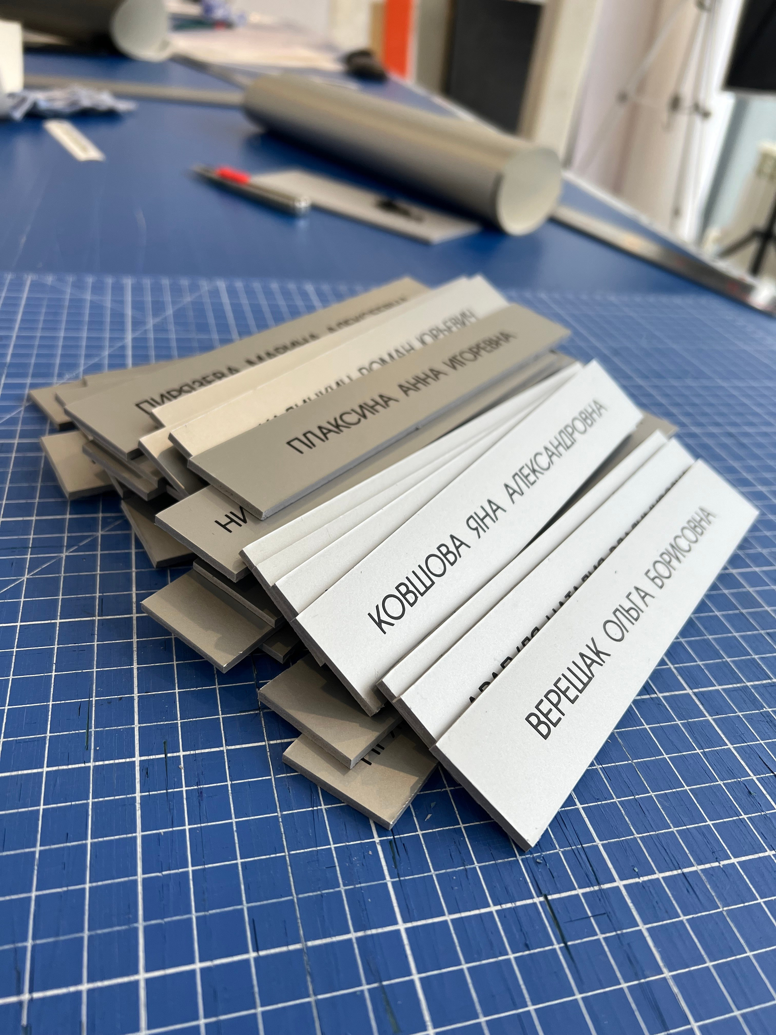 Фотографии офисных табличек, информационных стендов, вывесок