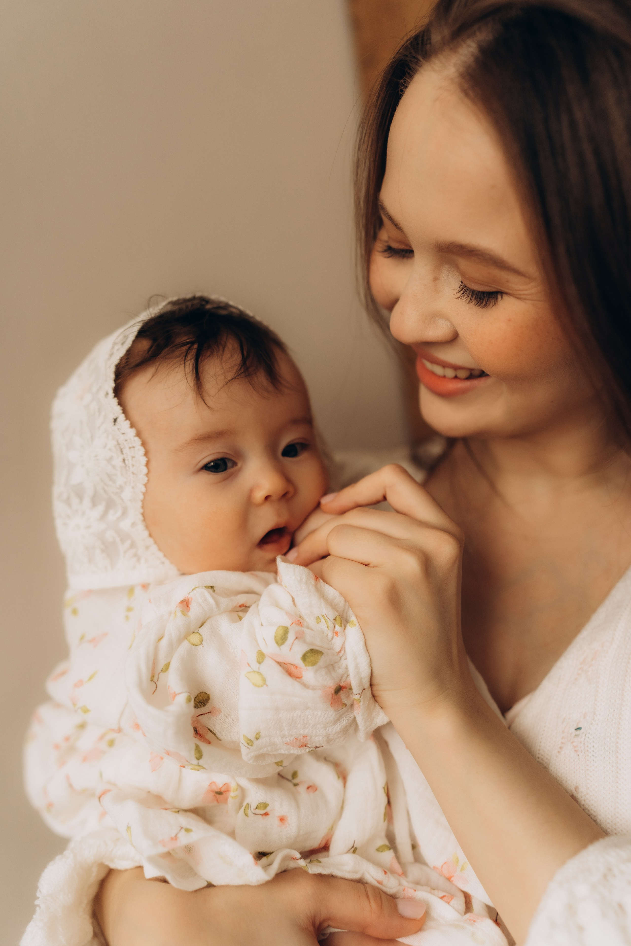 Мама с дочкой и мимозы. Семейный фотограф в Казани