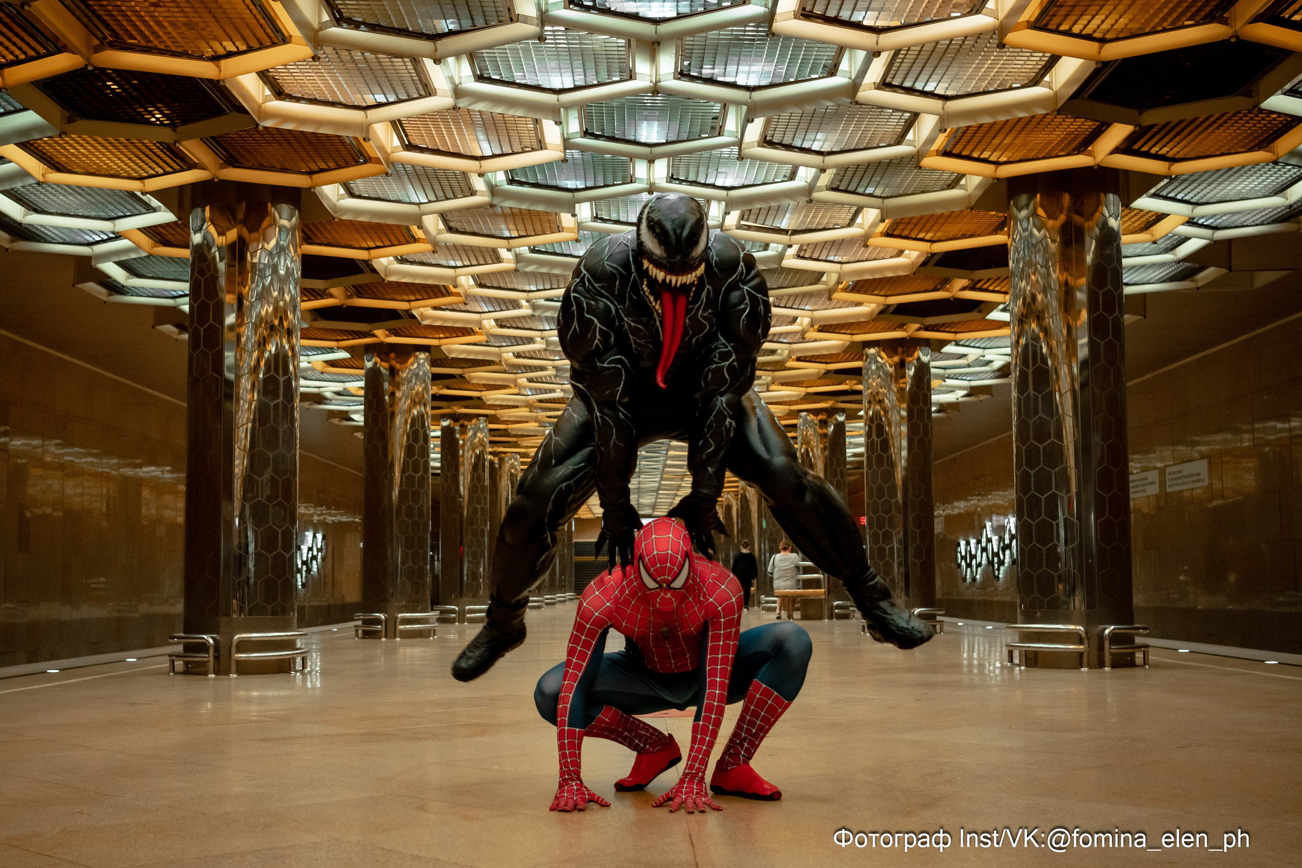 Человек паук и Веном в метро ЕКБ. Фомина Елена Свадебный и семейный фотограф
