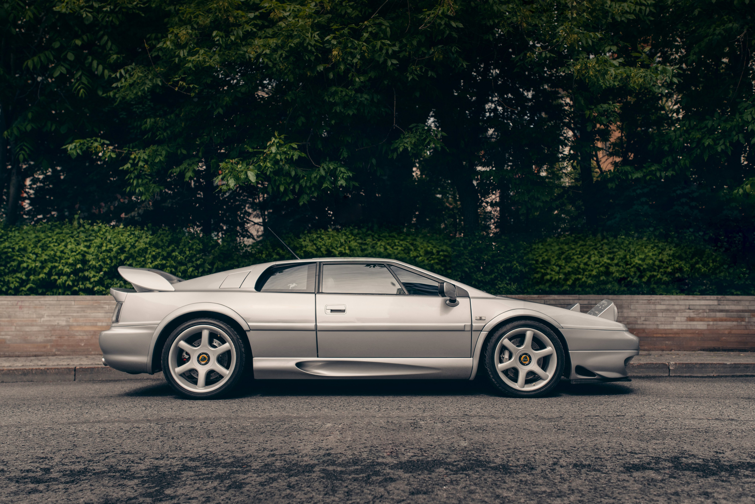 Lotus Esprit V8 lotuscars.ru. DeLorein