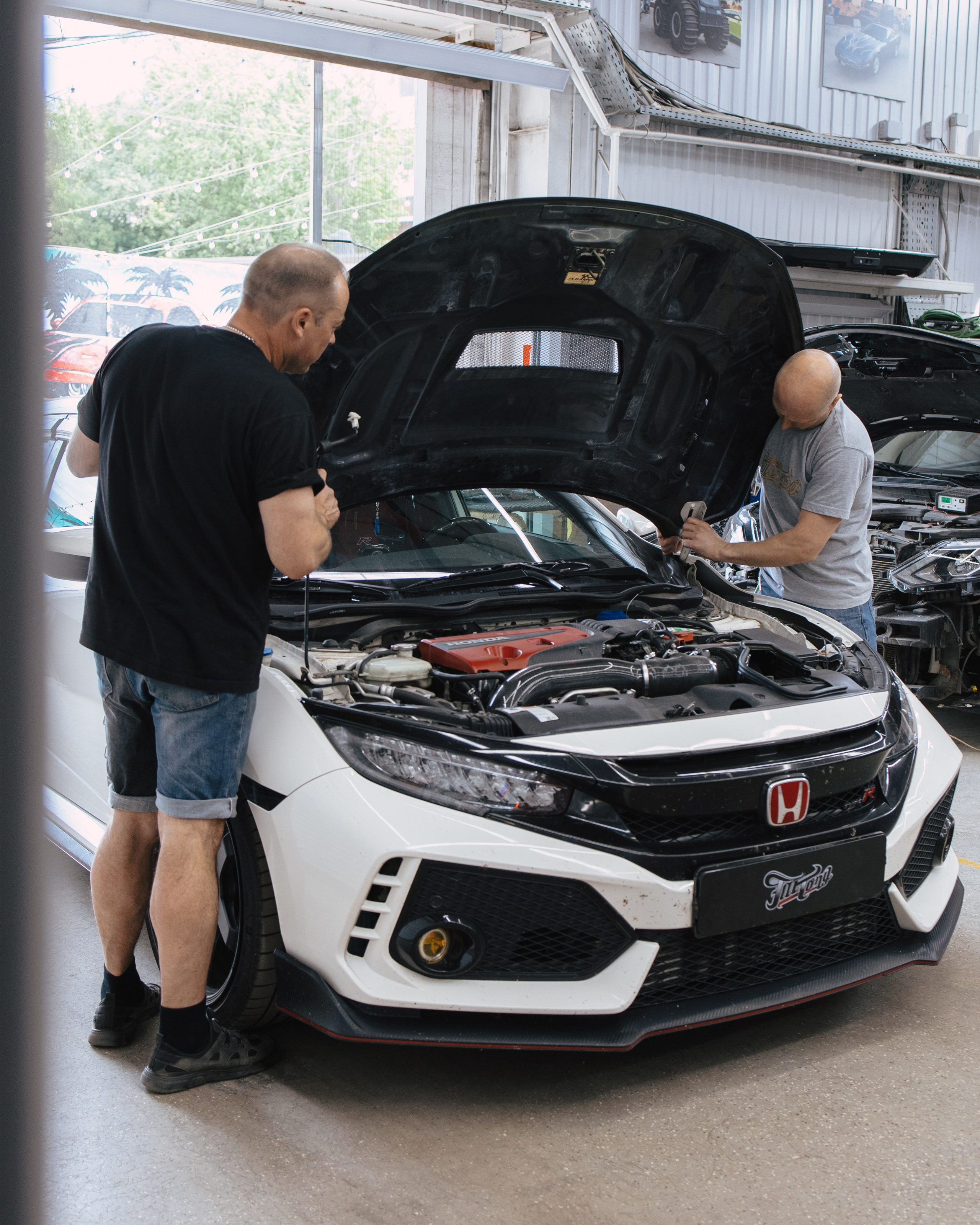 Honda Сivic type R снятие краски c капота и лачка карбона. DeLorein