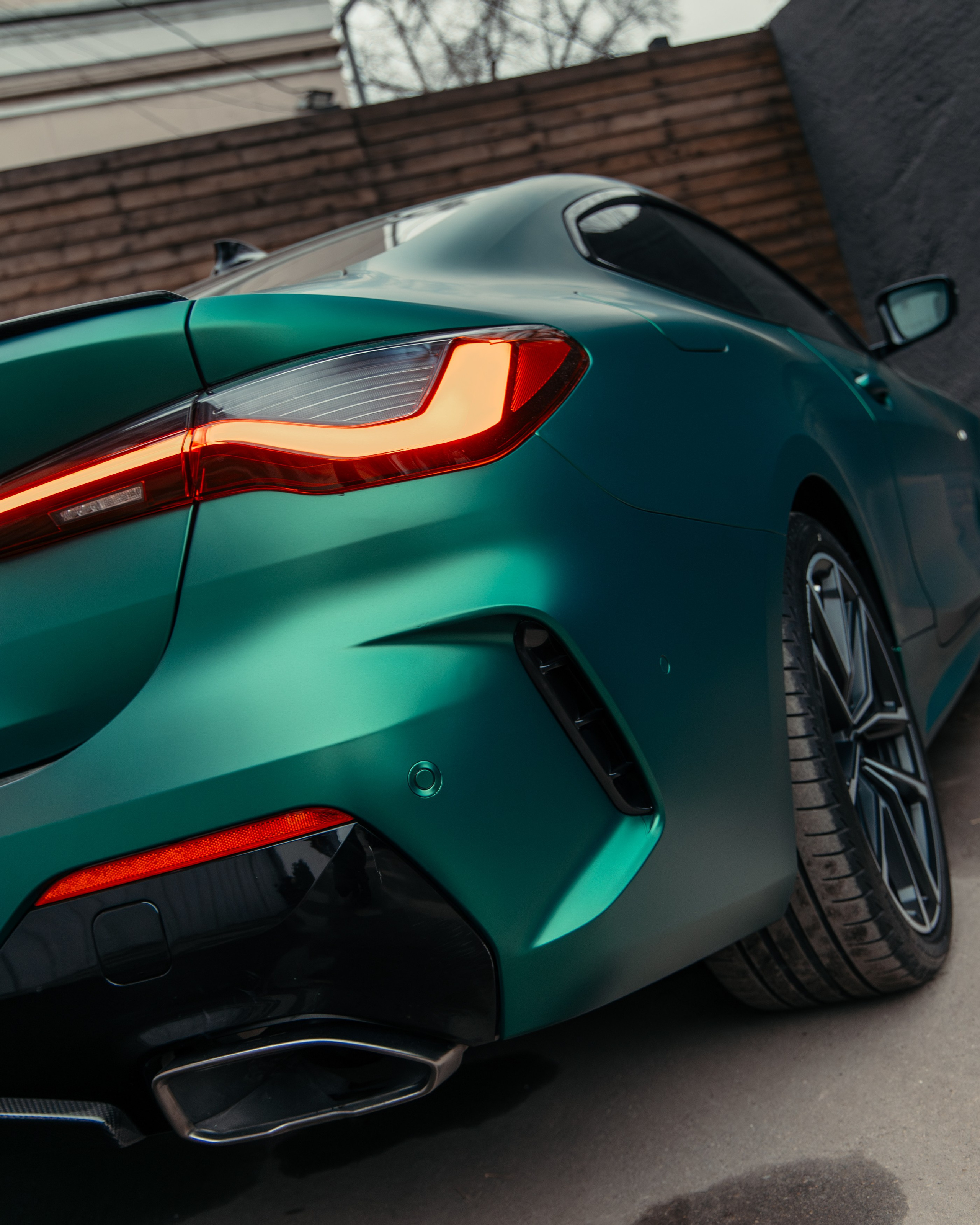 BMW 440i оклейка в цветной полиуретан Wematec matt green chrome с проемами. DeLorein