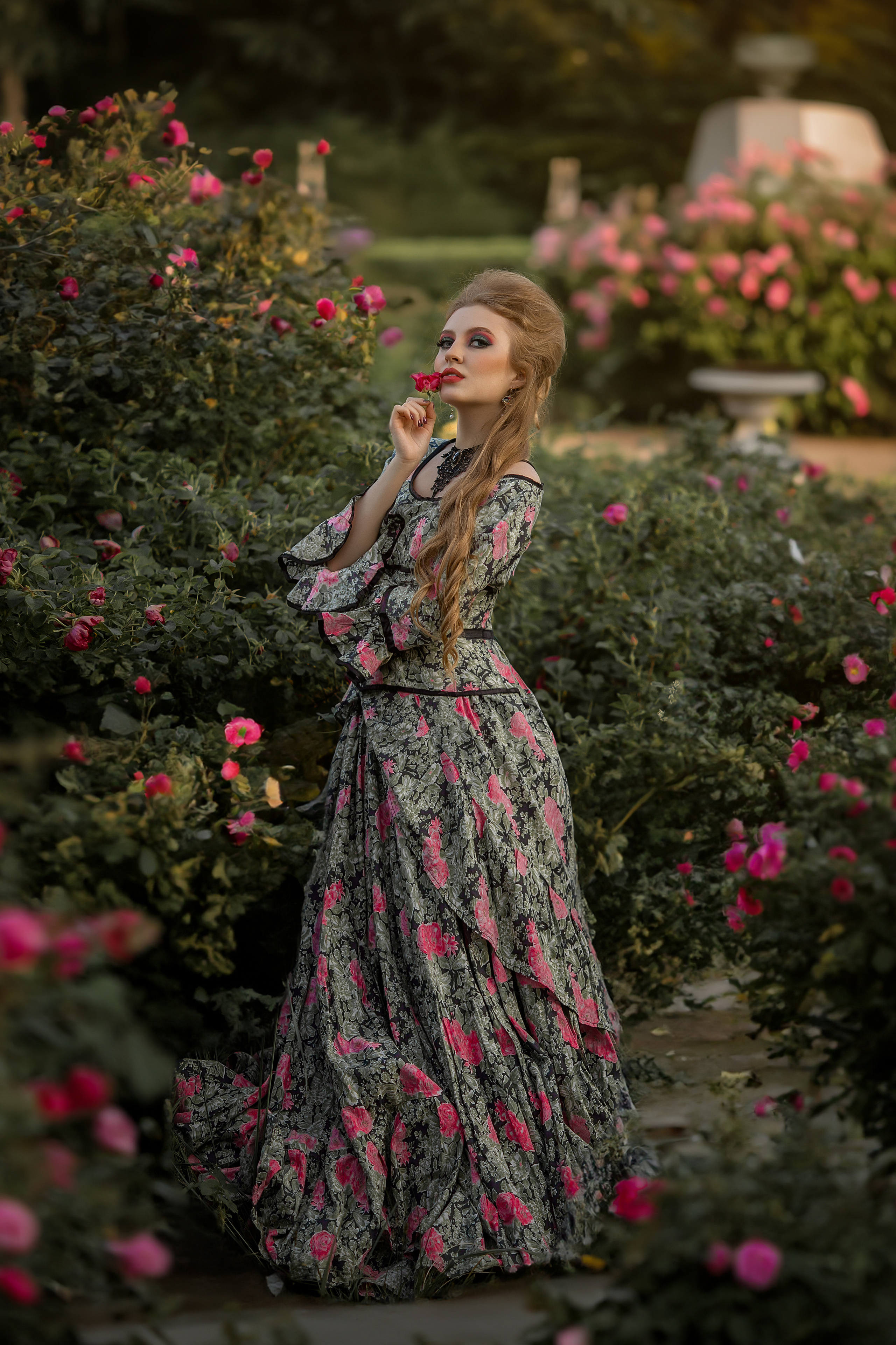 девушка в розарии