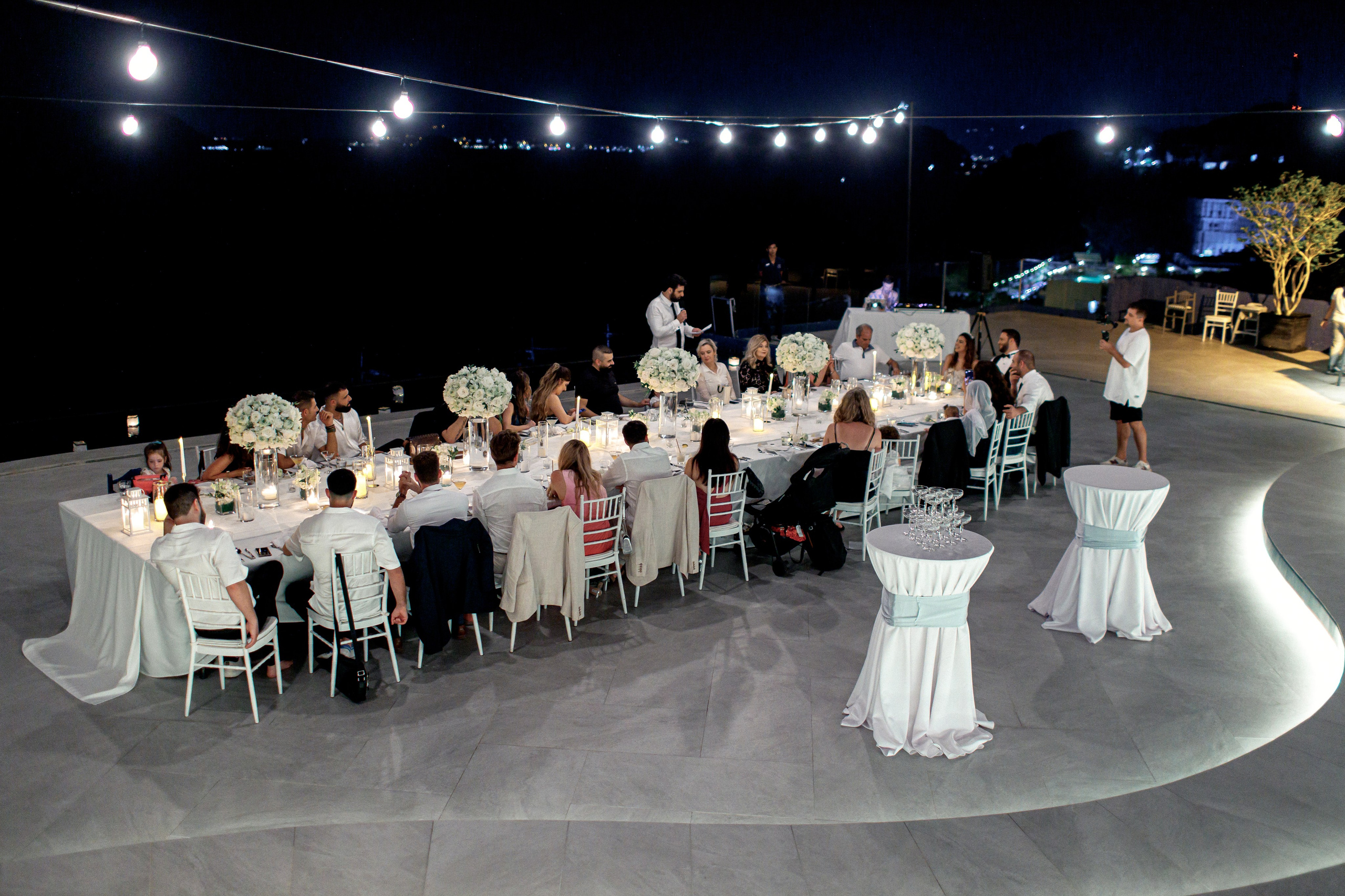 праздничный стол с цветами на террасе 