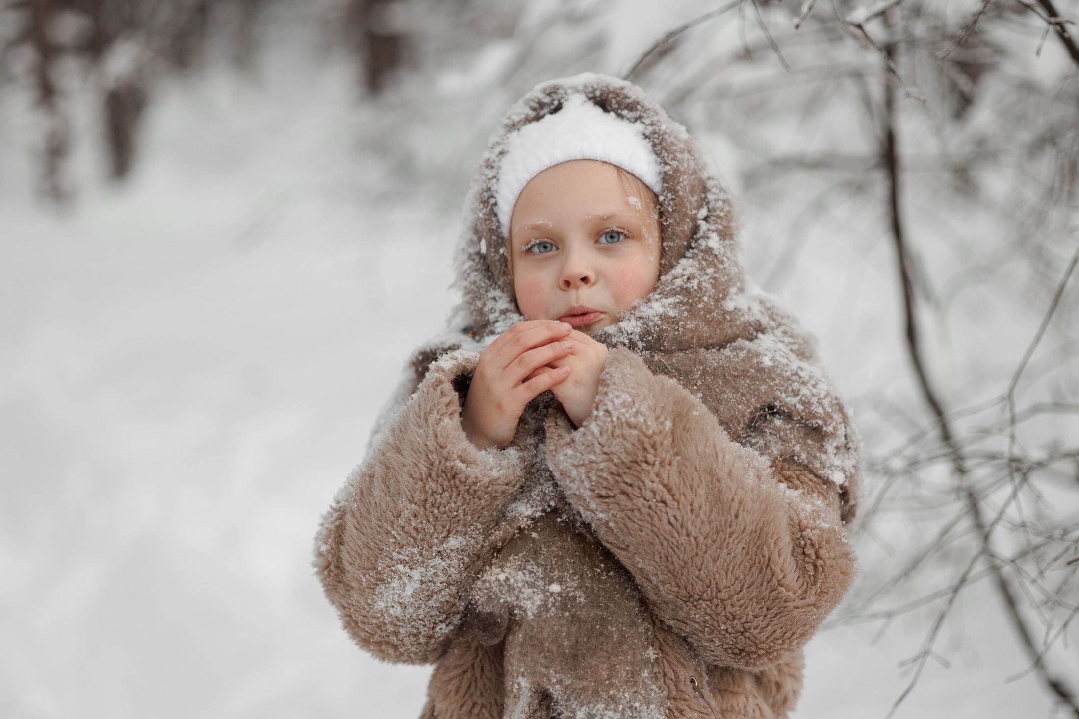 зимняя детская фотосессия в&nbsp;стиле советского времени. Маленькая девочка одета в&nbsp;шубу, валенки и&nbsp;пуховый платок
