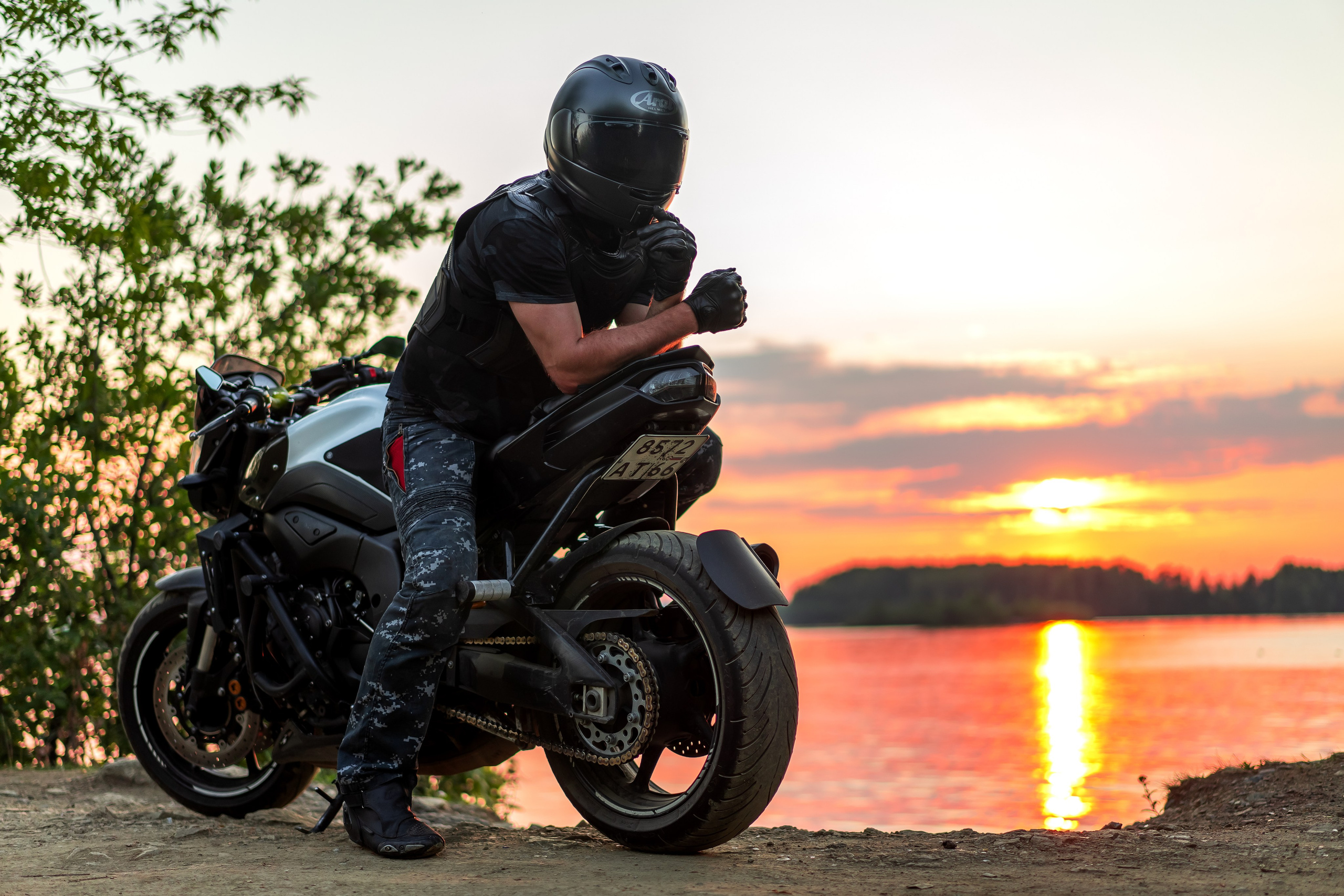 Мужская фотосессия с мотоциклом на закате. Фотограф Екатеринбург Кокшарова Александра