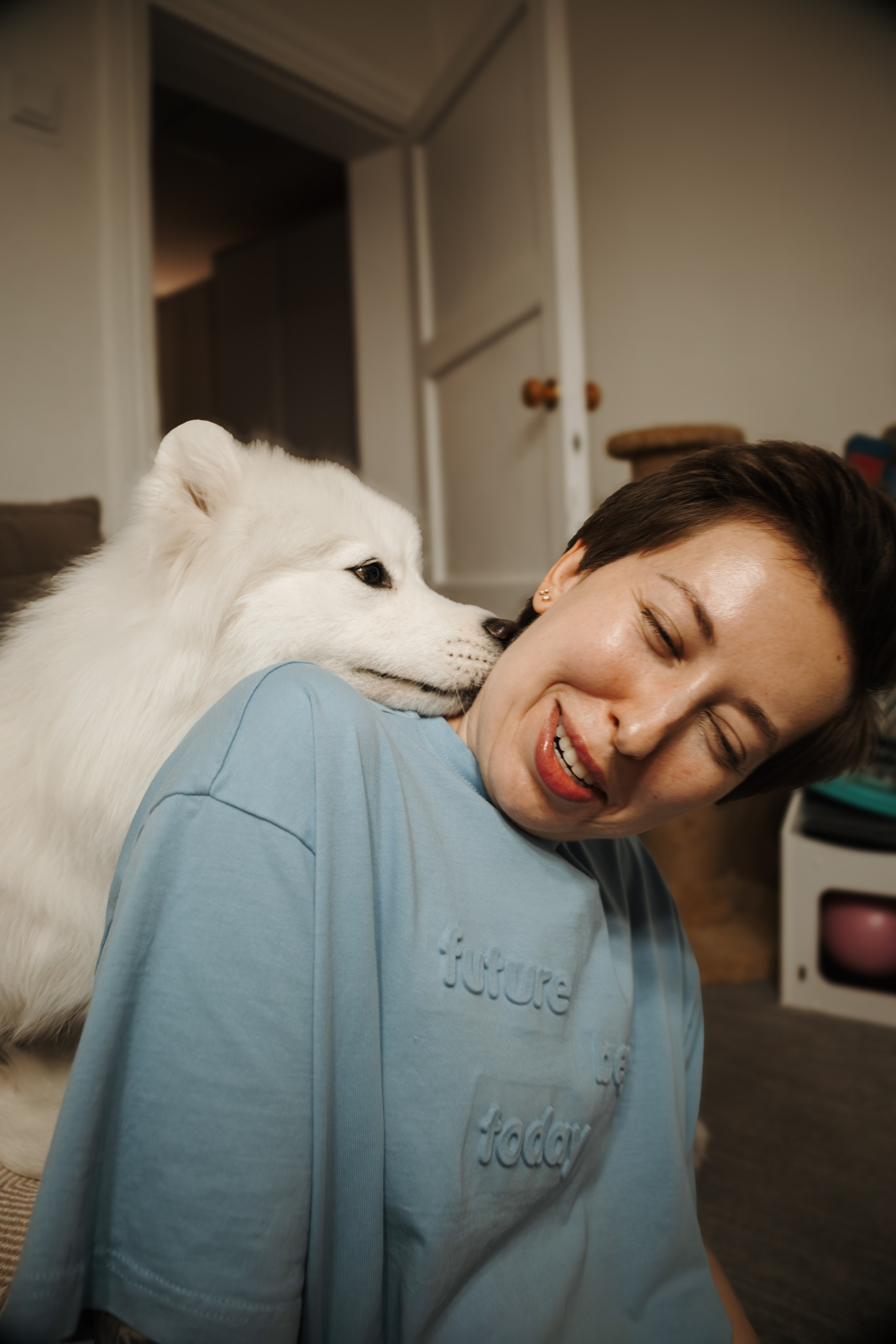 Домашняя фотосессия девушки с собакой и пара фото в дождливый день. Фотограф-анималист в Москве Екатерина Тихонова