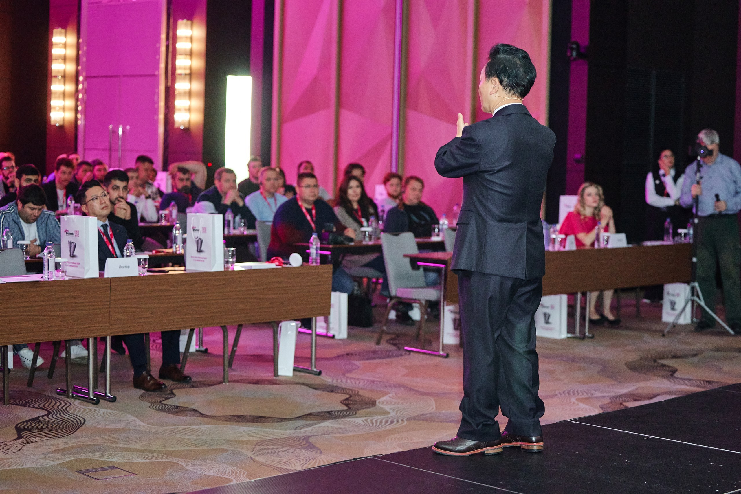 Конгресс имплантологов Neo Biotech 2025. Антон Артюшин, портретный фотограф. Москва