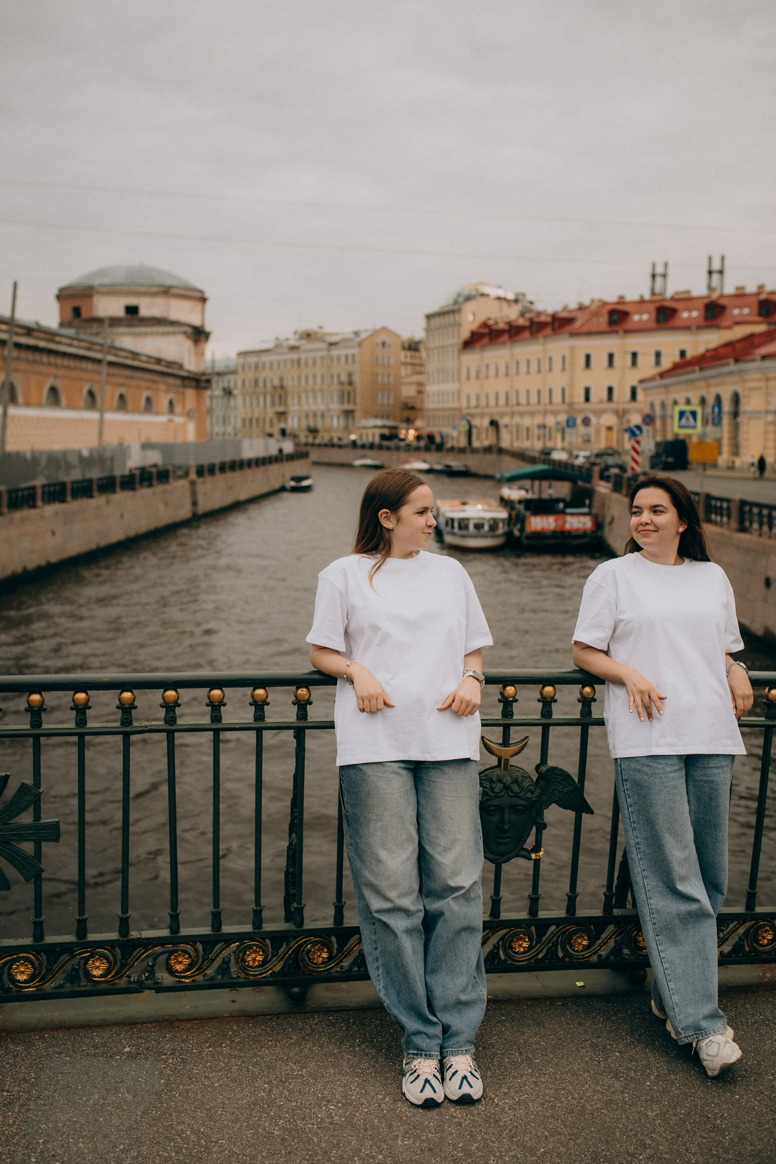 Фотосессия для сестёр: прогулка по Питеру. Фотограф Санкт-Петербург Князева Елизавета
