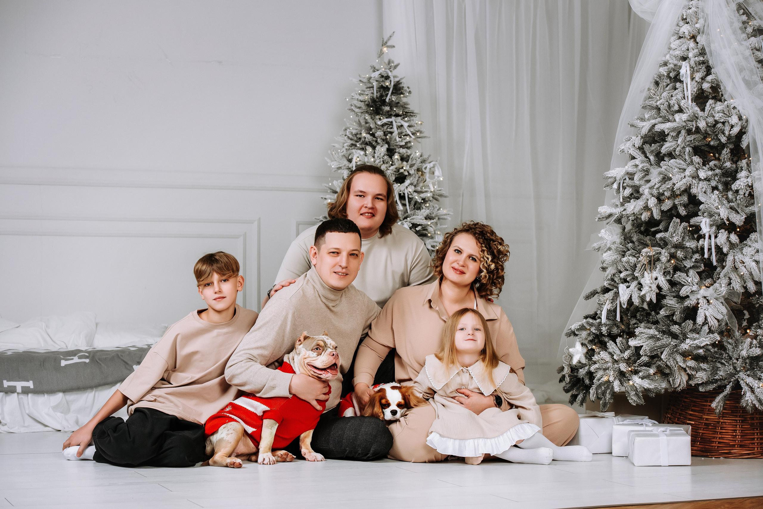 Семейная съёмка с питомцами в фотостудии. Фотограф Диана Оленина Красноярск / Братск