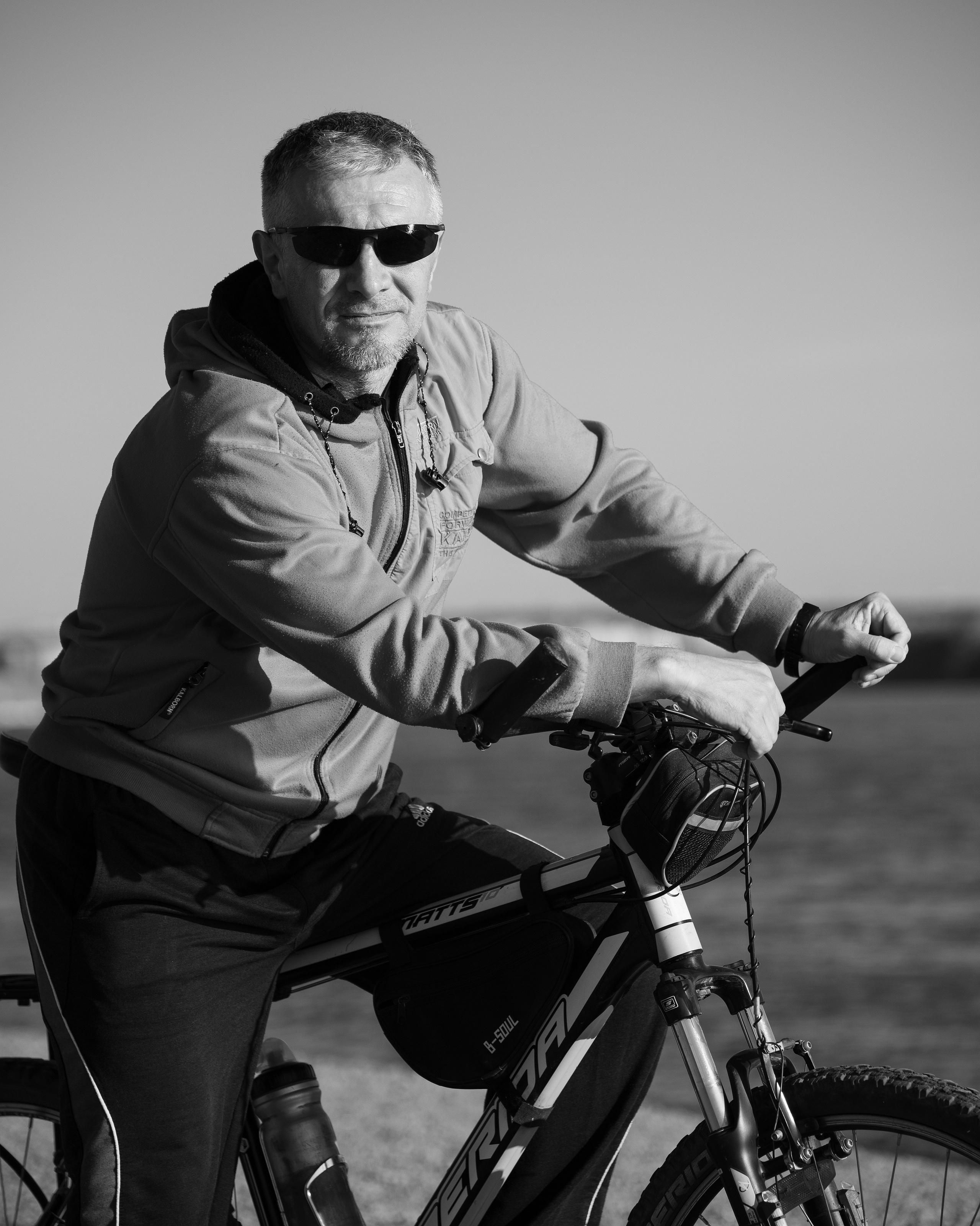 Фотография мужчины на велосипеде.