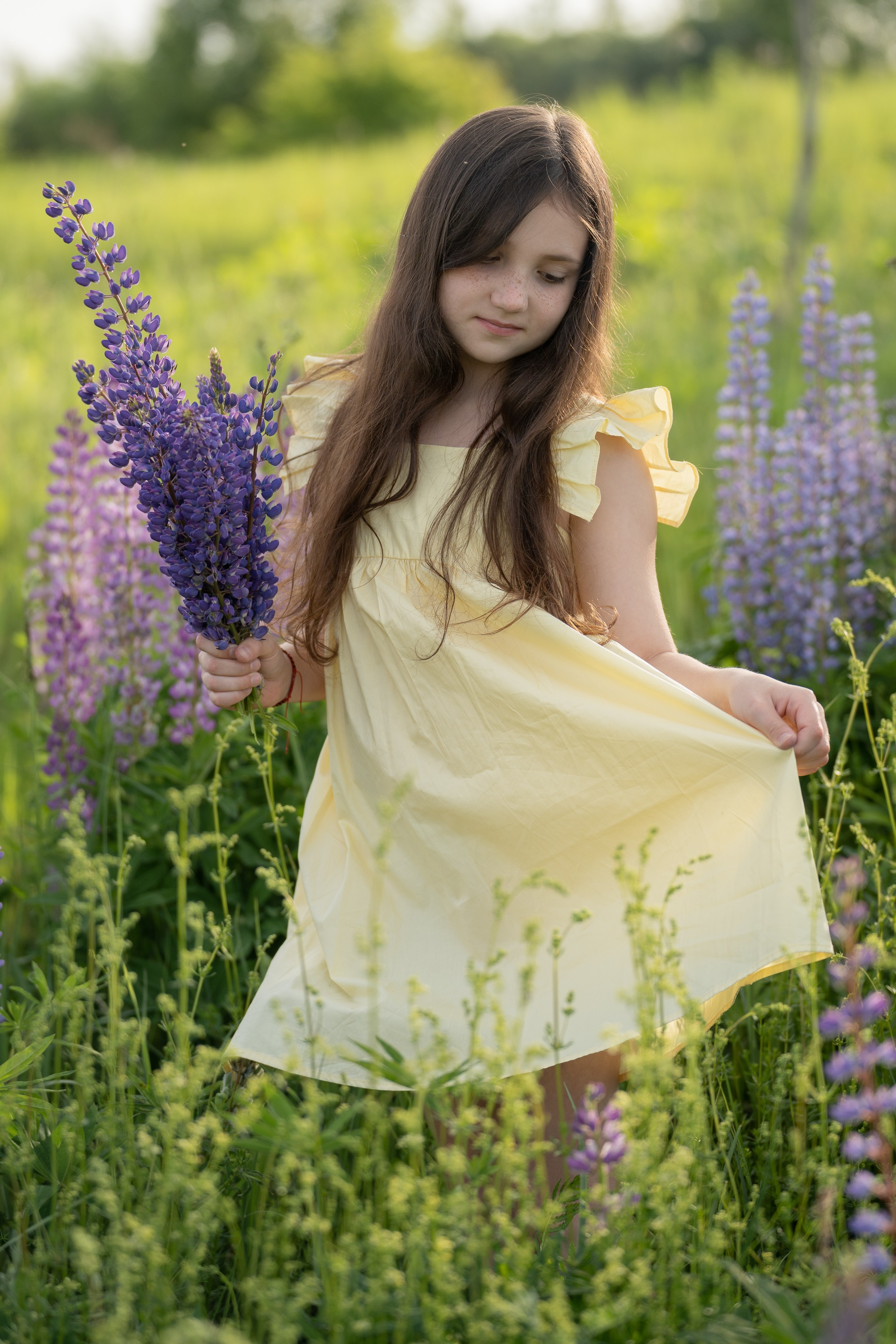 Детская фотосессия в люпинах. Портретный фотограф Олеся Владимирова в Москве