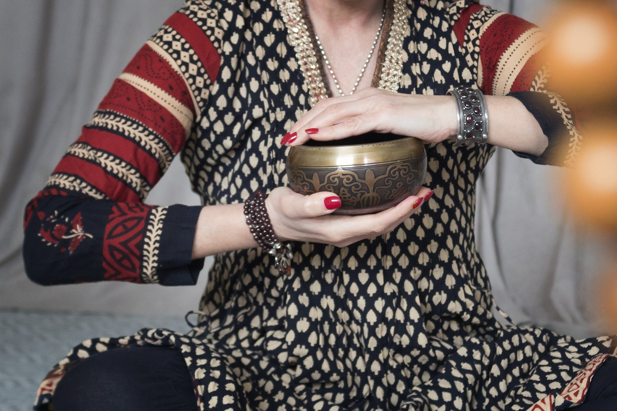 Поющая чаша в руках преподавателя йоги. 