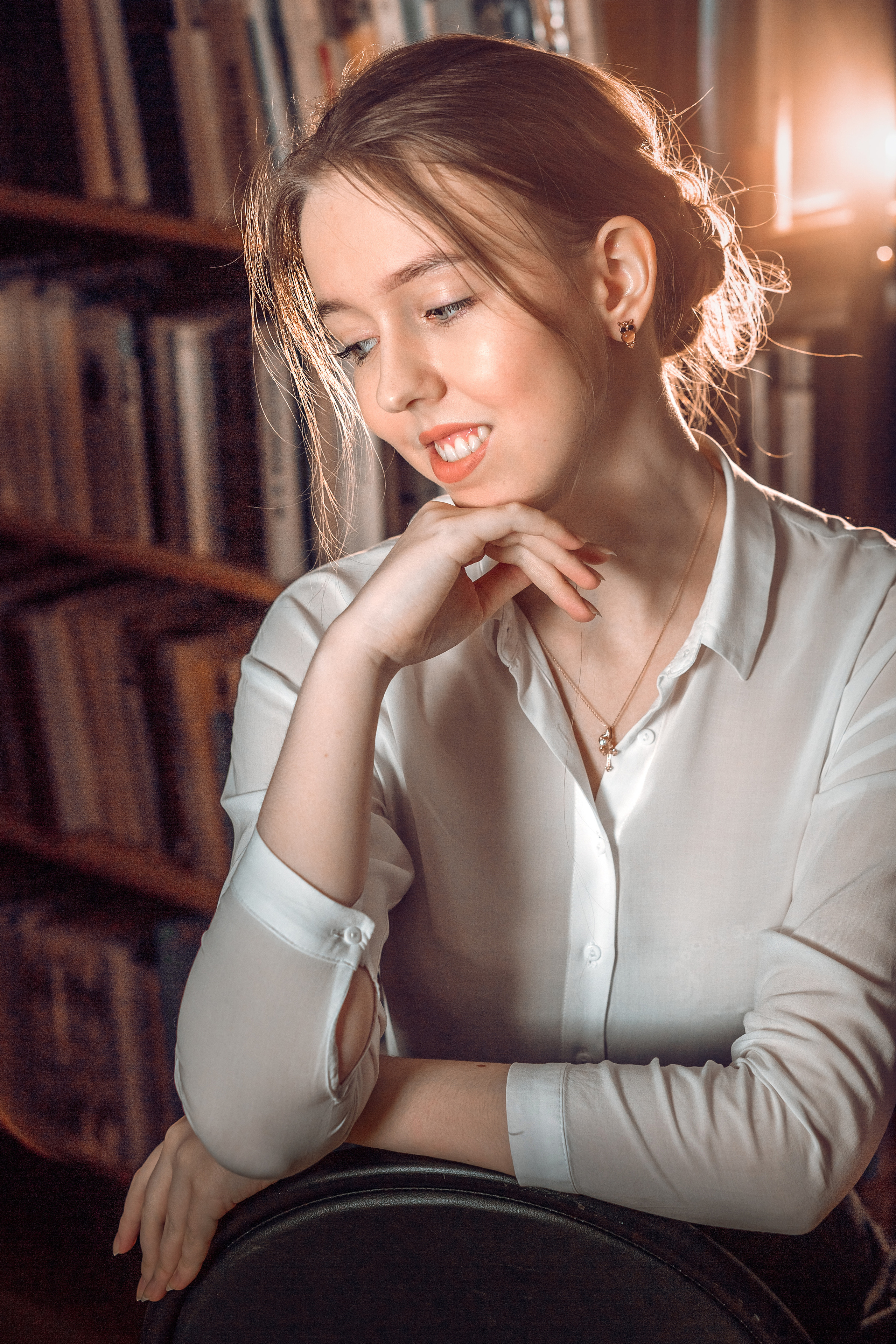 Портрет выпускницы 11-го класса в школьной библиотеке