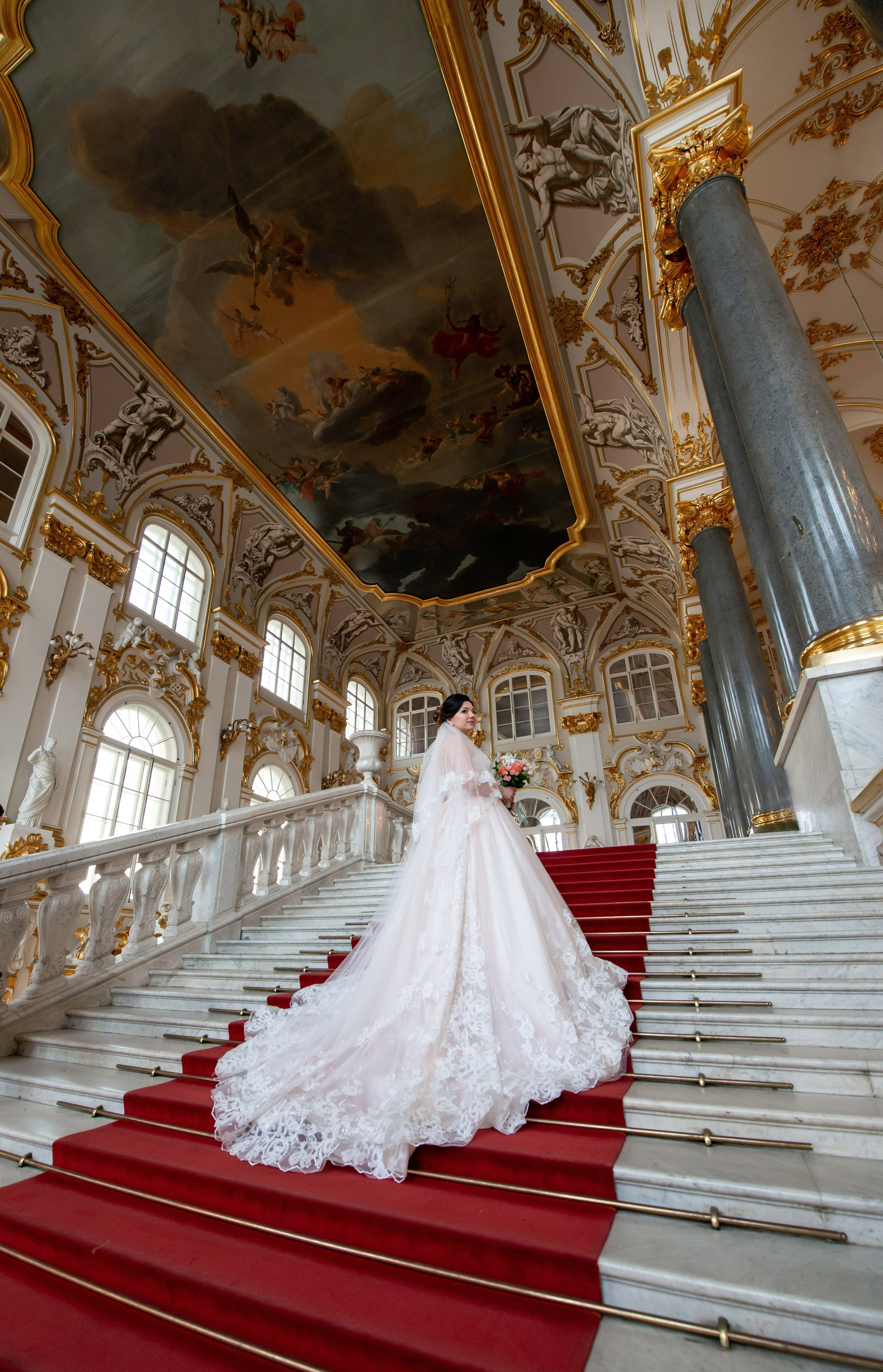 Самая красивая свадебная фотосессия в Эрмитаже. Лучшие свадебные фотографии в Эрмитажа. Портретный, семейный и свадебный фотограф в Санкт-Петербурге и в Пушкине Ширяев Денис