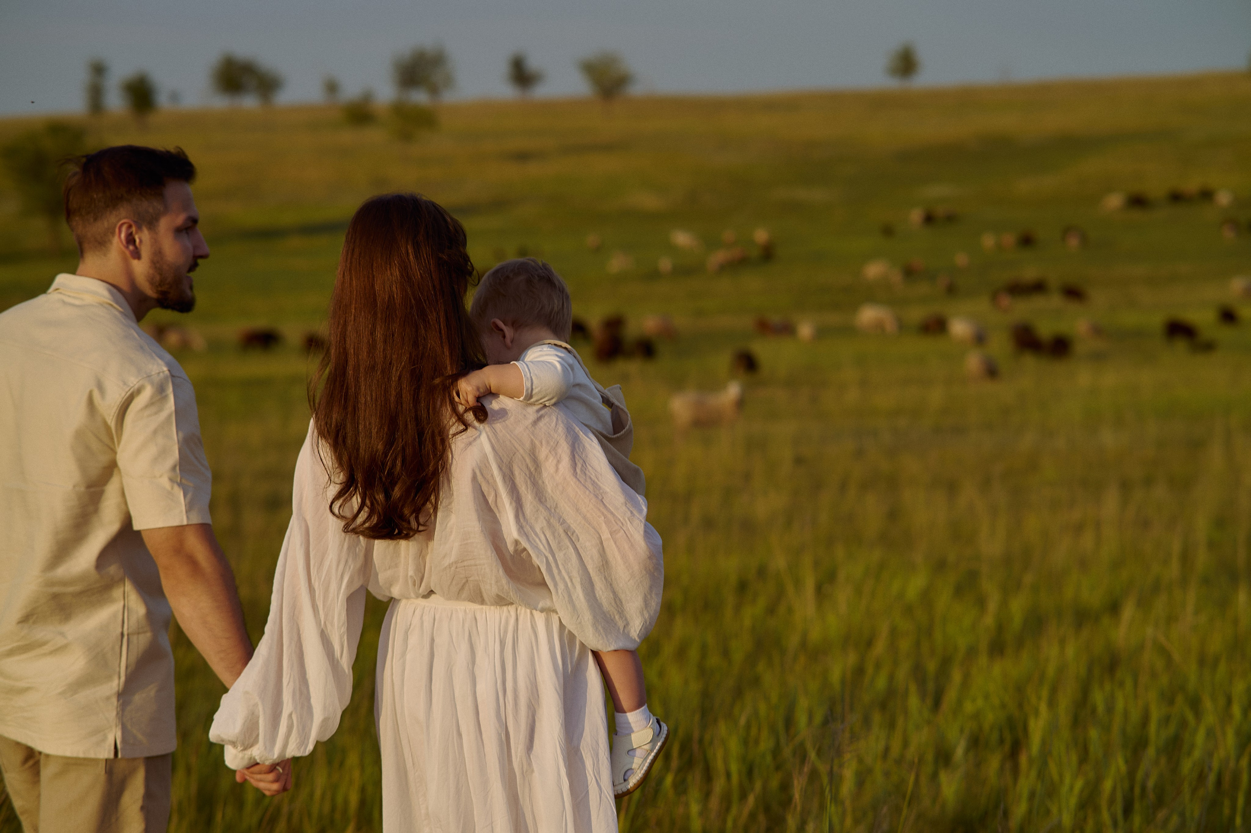 Шамиль, Аня и Марс в поле с барашками. Семейный и свадебный lifestyle-фотограф в Москве Мария Петрова