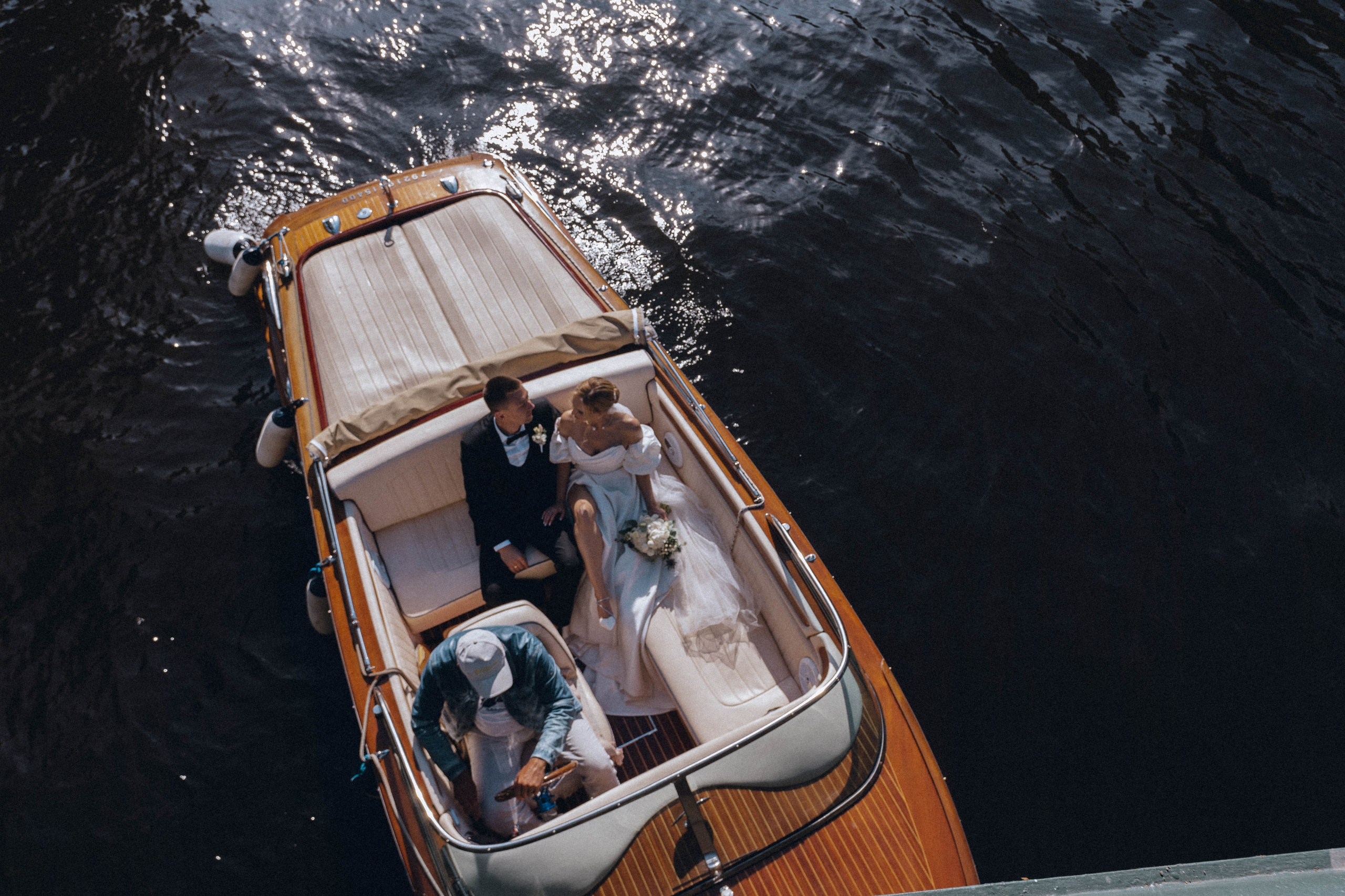 СВАДЕНБНАЯ СЬЕМКА НА КАТЕРЕ ПО КАНАЛАМ САНКТ-ПЕТЕРБУРГА И В АКВАТОРИИ НЕВЫ. Профессиональный фотограф, Санкт-Петербург — Виктория Богомолова