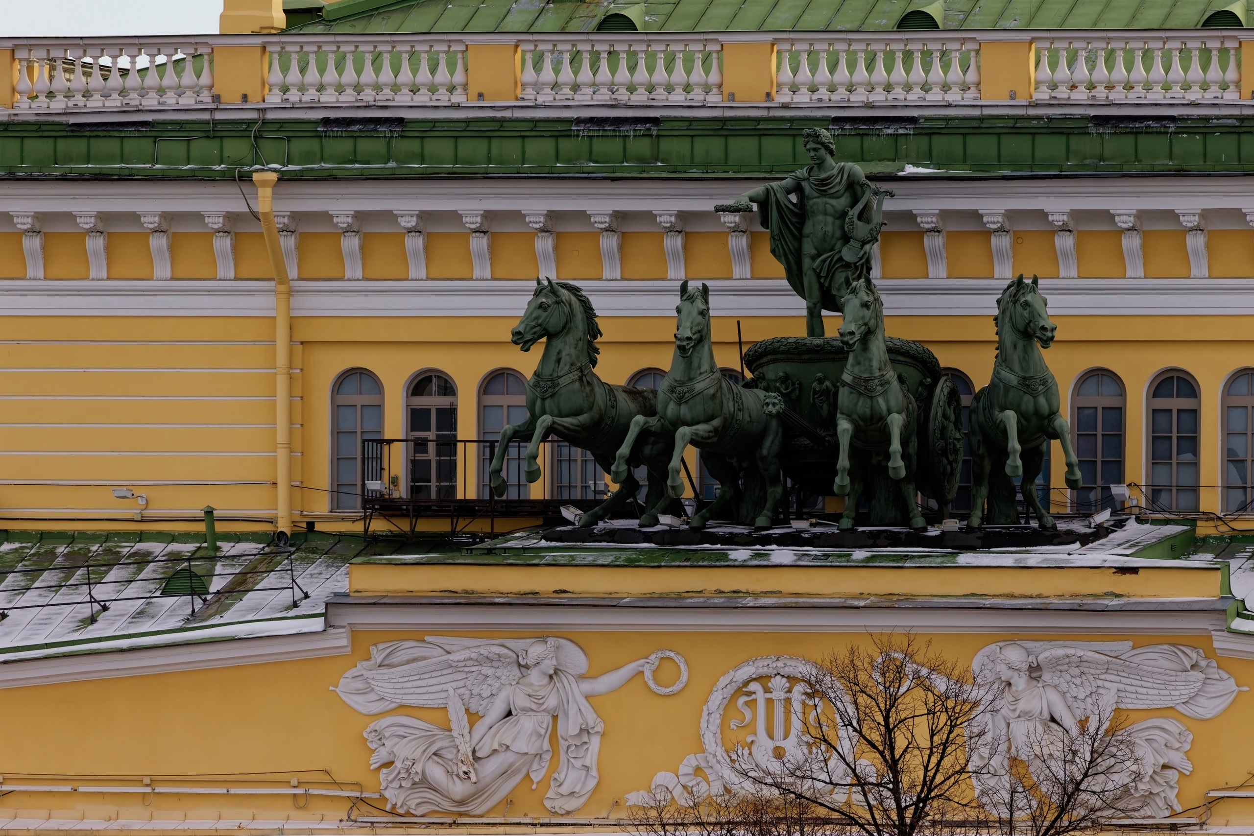 Вид со смотровой площадки музея Карла Буллы на квадригу Аполлона на аттике главного фасада здания национального драматического театра России (Александринскогоо театра) Санкт-Петербурга