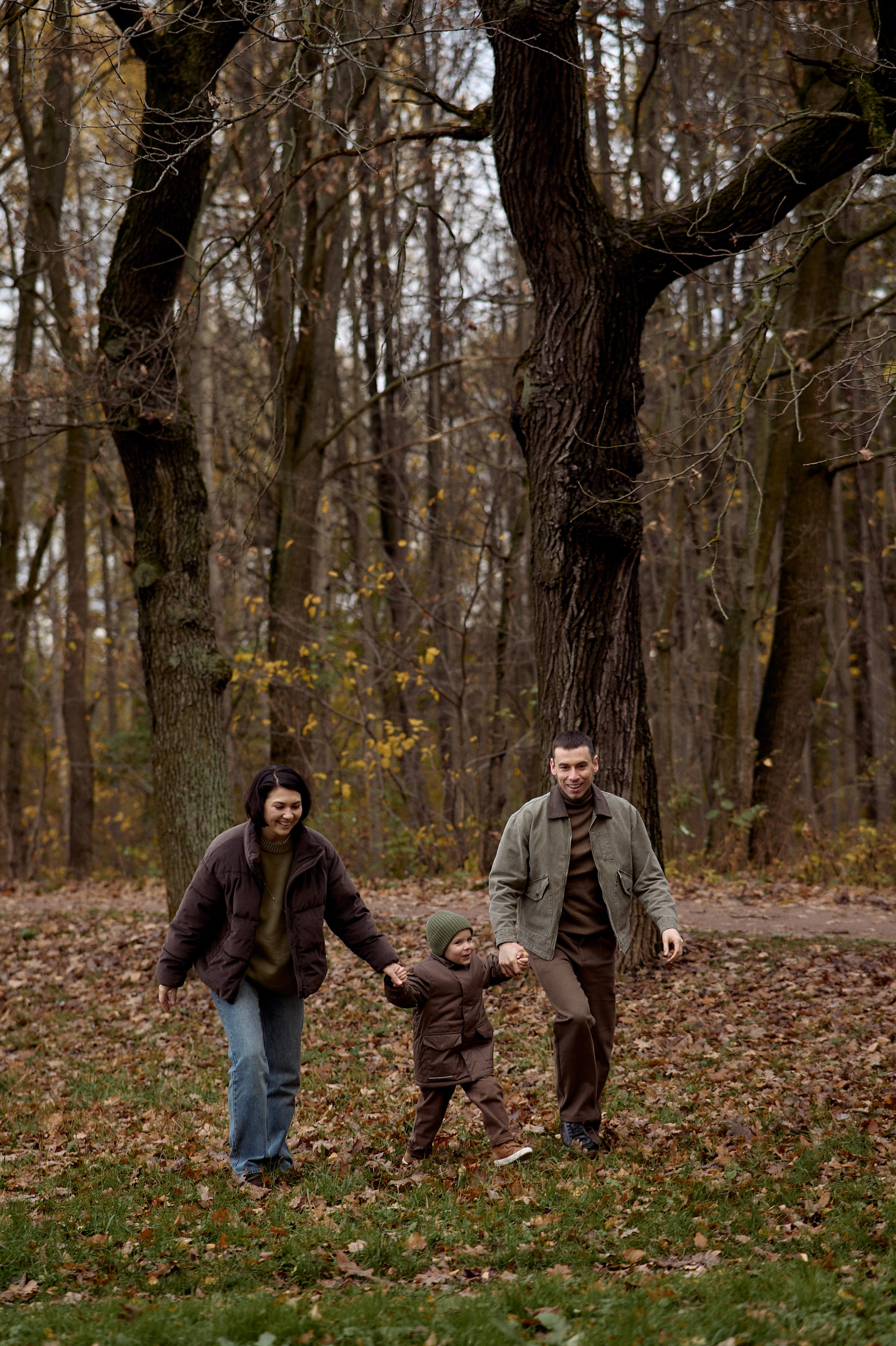Вова, Юля и Максим в осеннем парке. Семейный и свадебный lifestyle-фотограф в Москве Мария Петрова