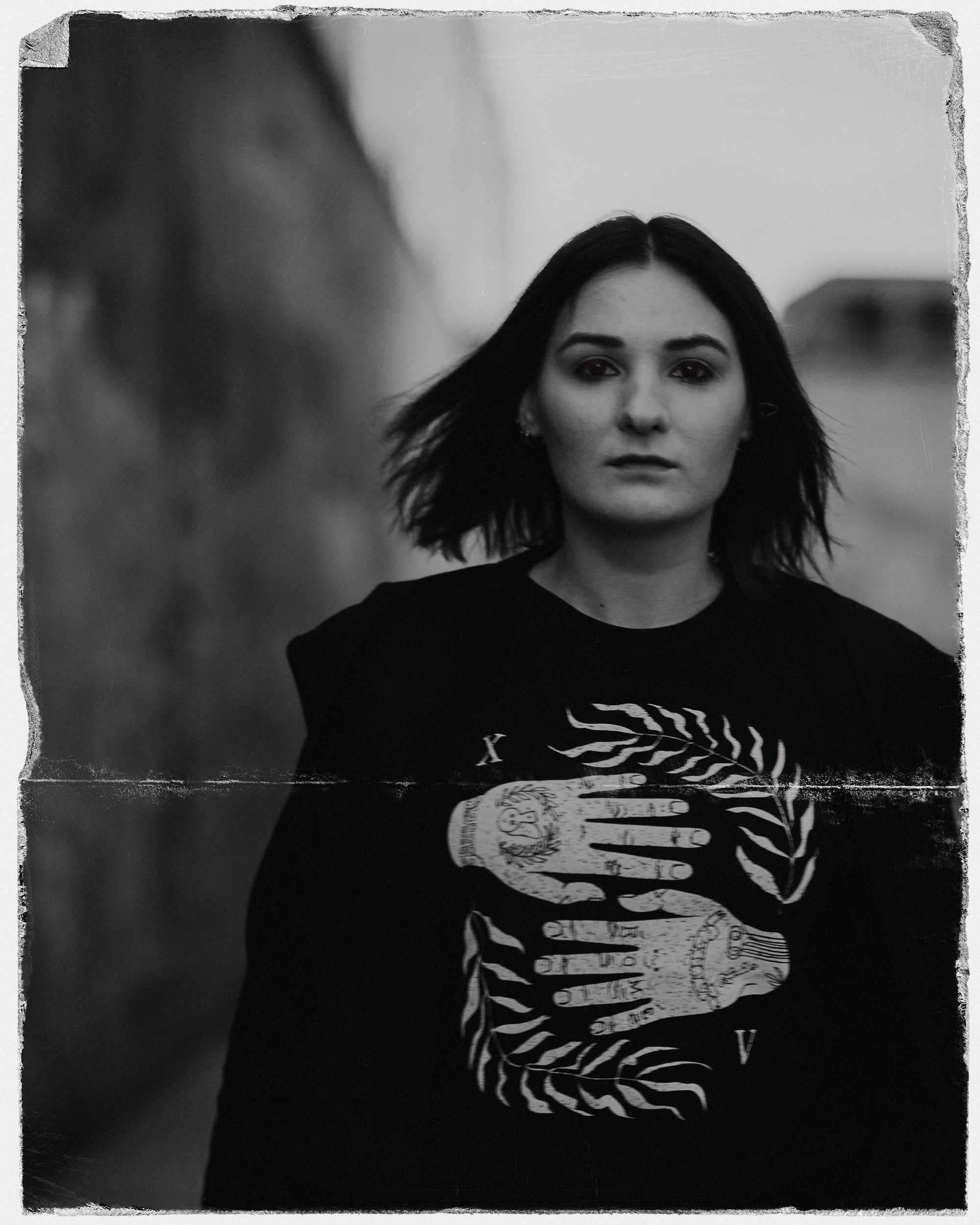 Девушка идет на нас