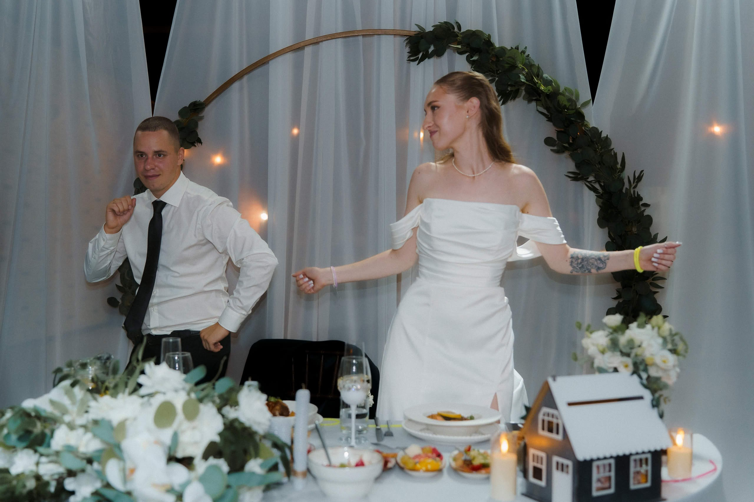 Невеста и жених на банкете в Event Rest, свадебный тост