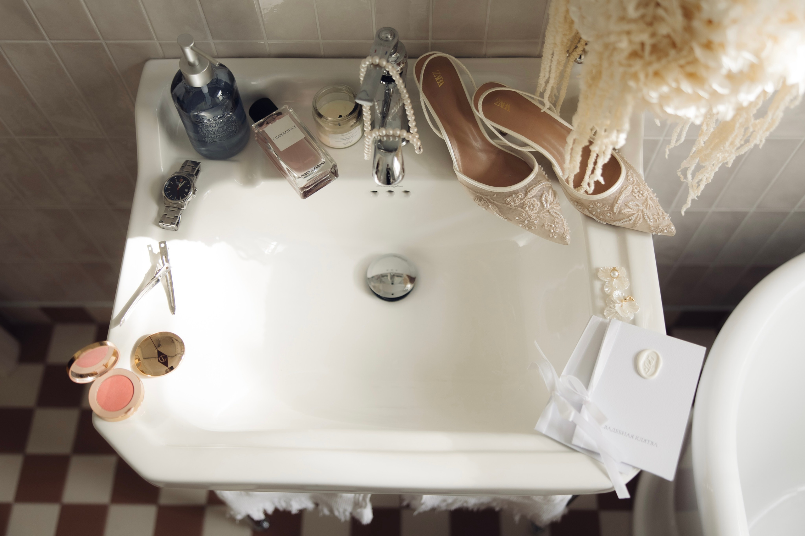 Таня и Тимур, утренние сборы в квартире и свадебный ужин. Фотограф любви в городе Казань