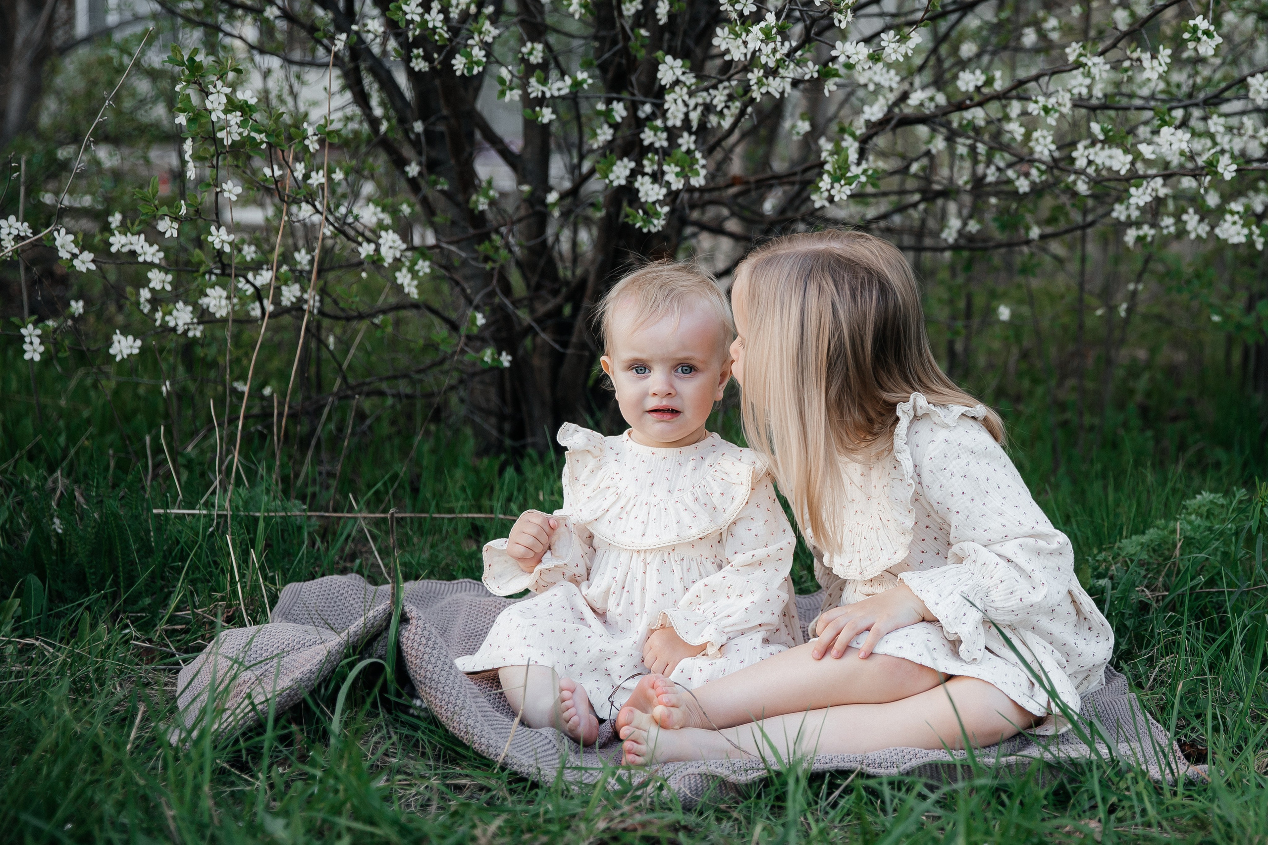 Катя и Маша в вишне. Семейный фотограф документалист в Пензе Лопатинская Татья