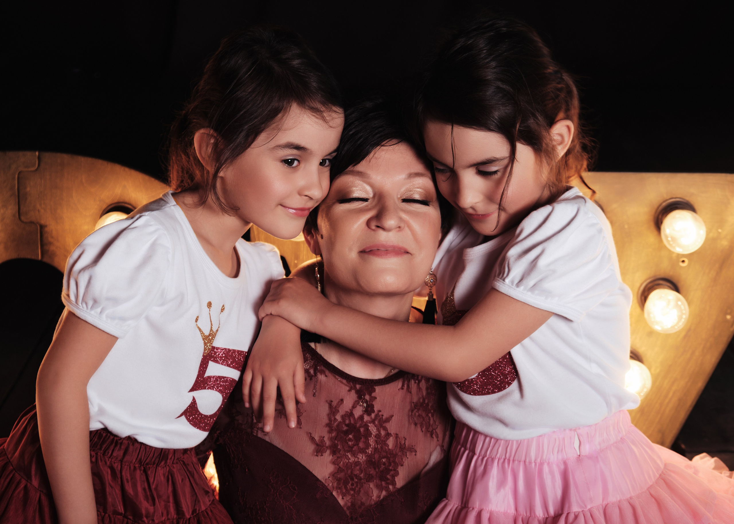 Семейная фотосессия мамы и двух дочек. Портретный фотограф на новый год в Москве Виктория Колышева