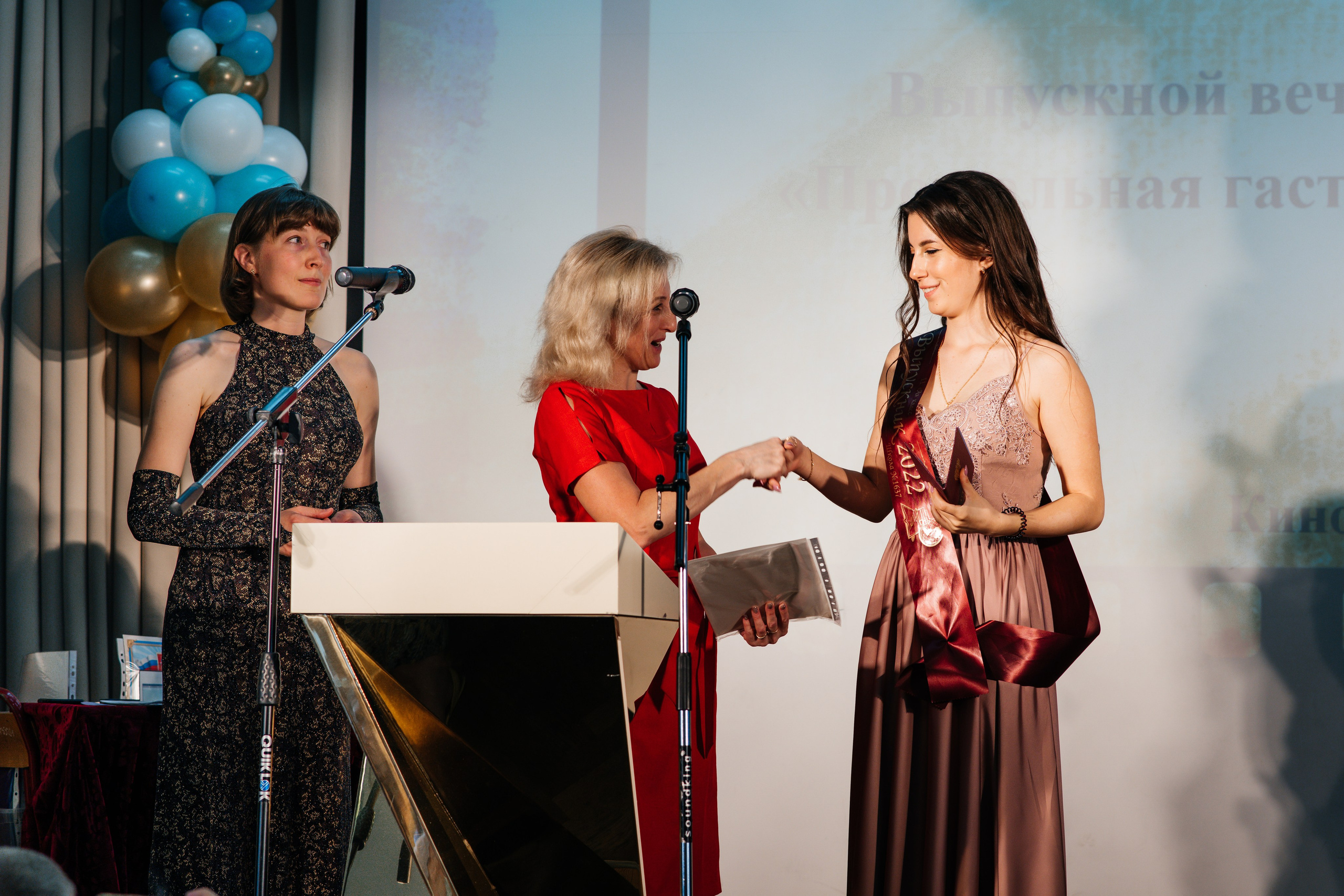 Вручение аттестатов. Выпускные альбомы в Подольске Москве и МО