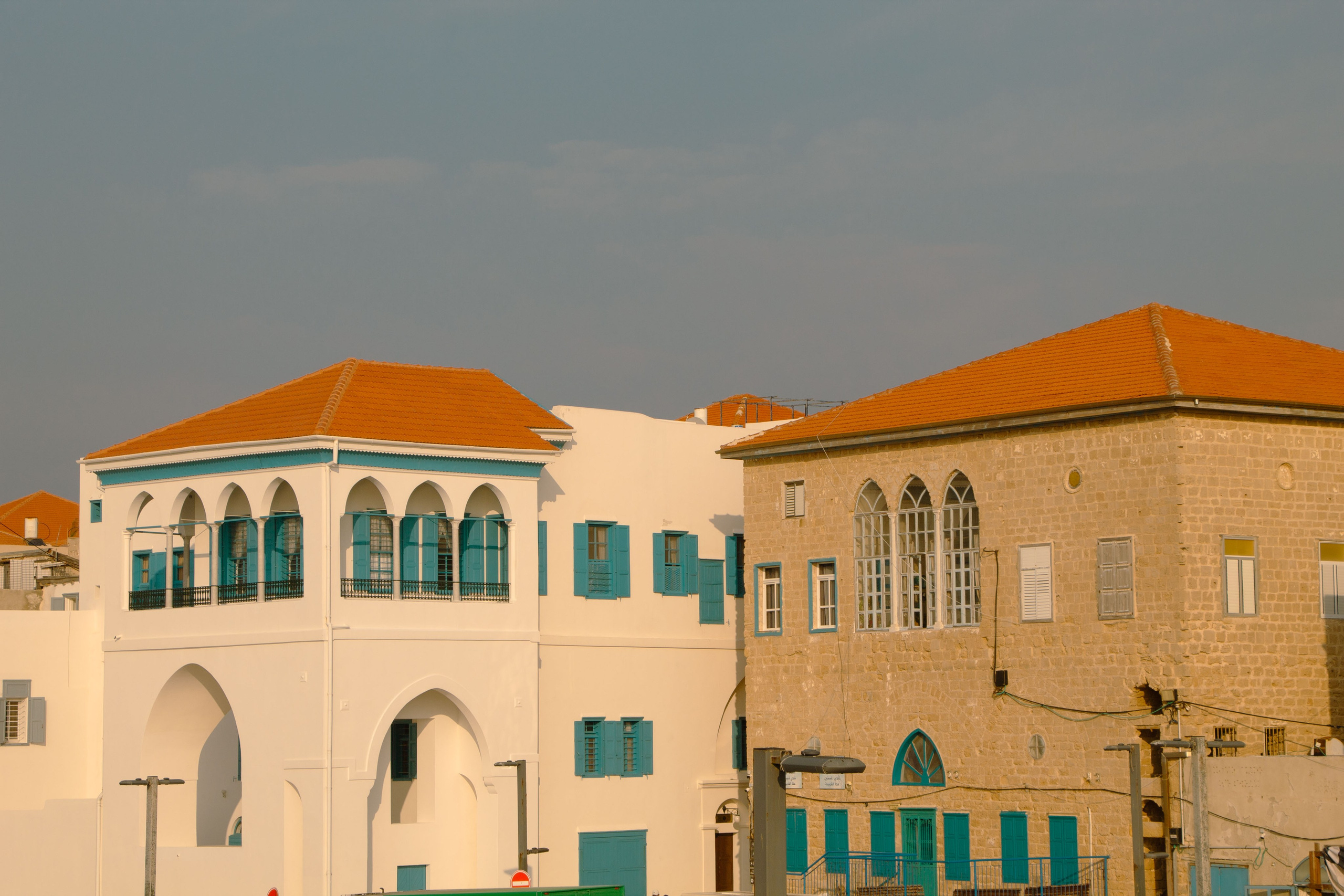 желтый и белый тон с черепичной крышей, яркое израильское солнце