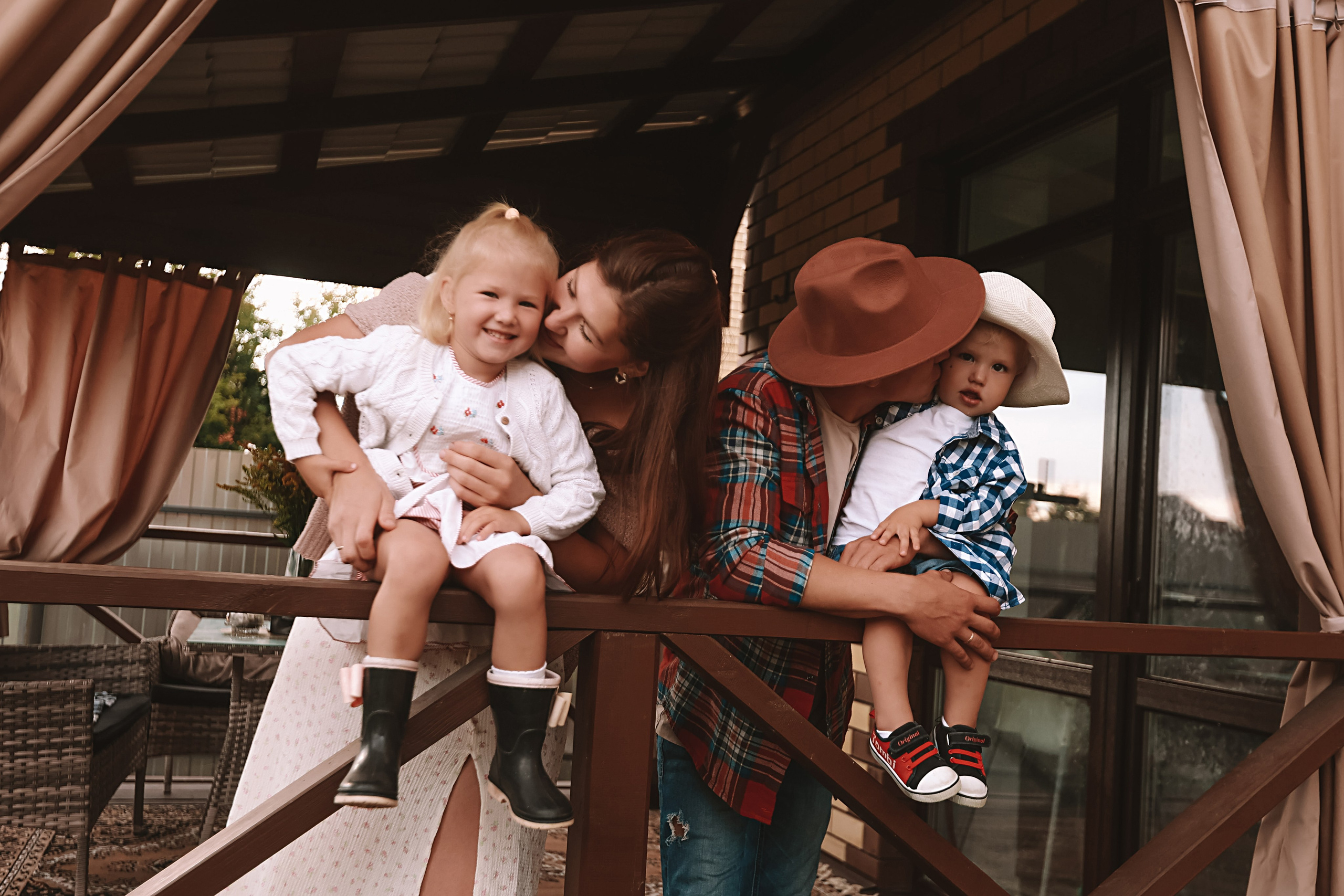 У дома. Семейный фотограф Тюмень, фотограф на роды Салмина Мария