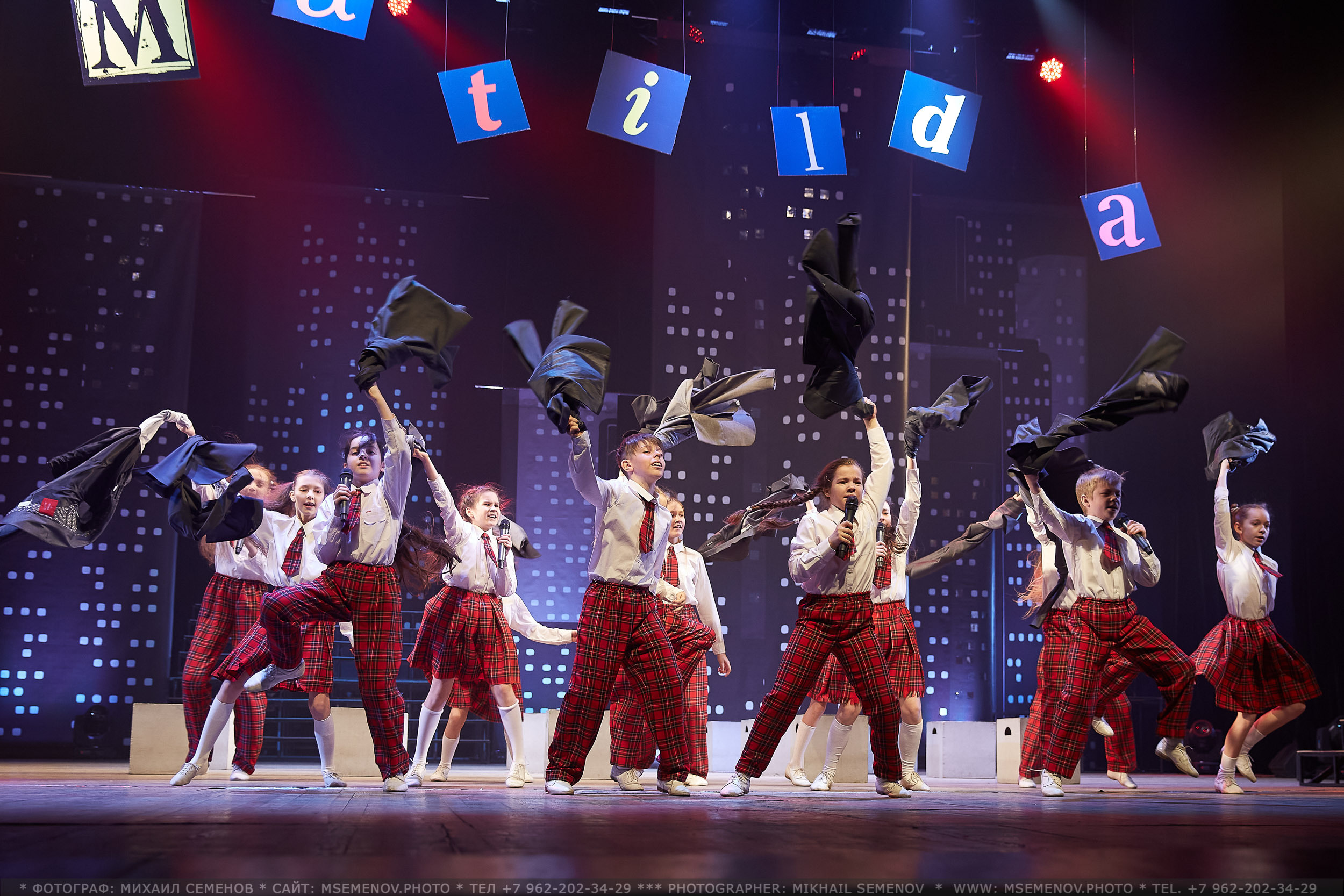 АНОНС фоторепортажа с концерта «МЫ ИЗ МЮЗИКЛА» Театр эстрады Веселая семейка. Photographer for business Mikhail Semenov. Aqua photo studio, photo school