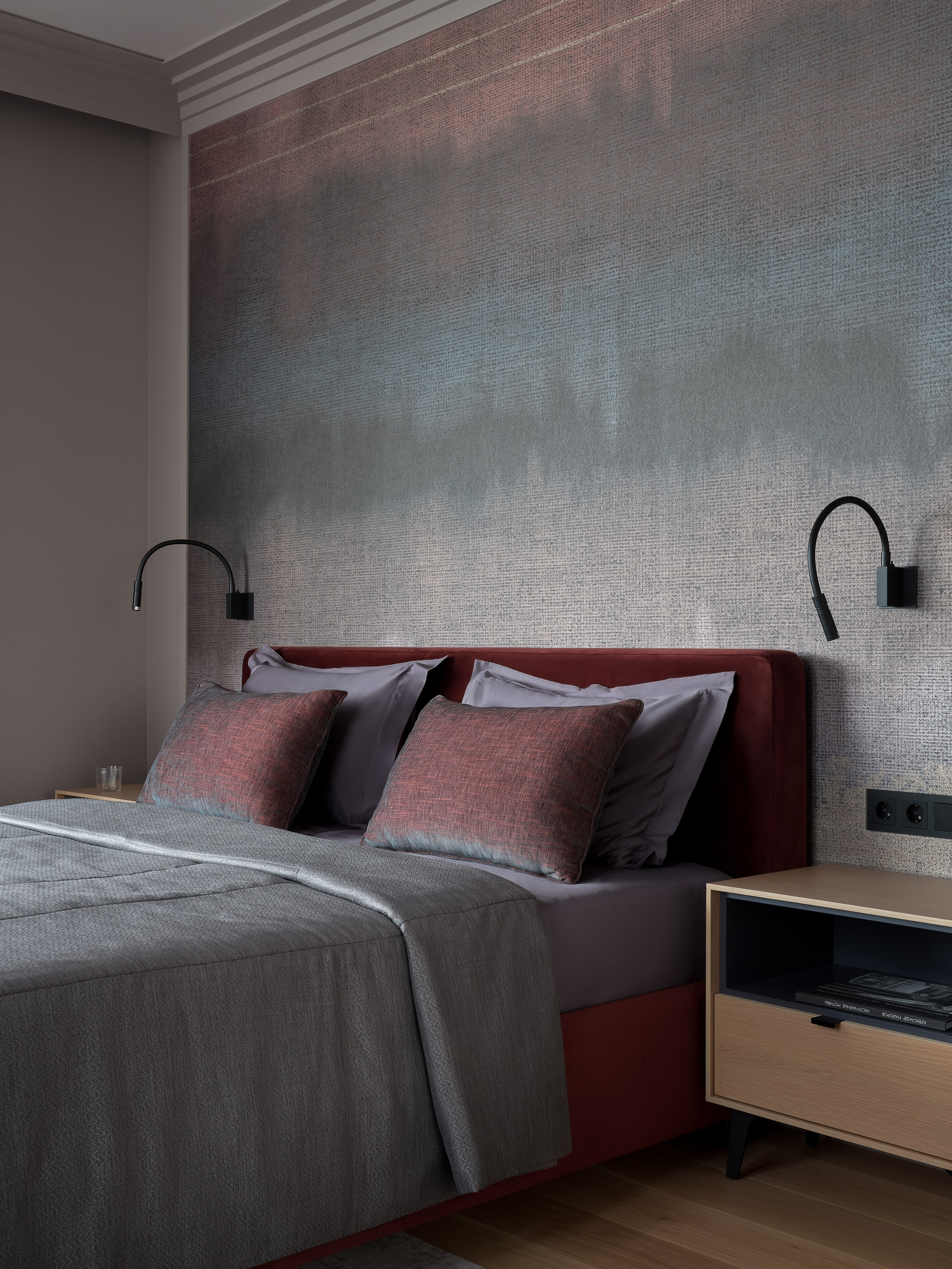 Светлое дерево и фиолетовые акценты. Фотограф Наталья Вершинина